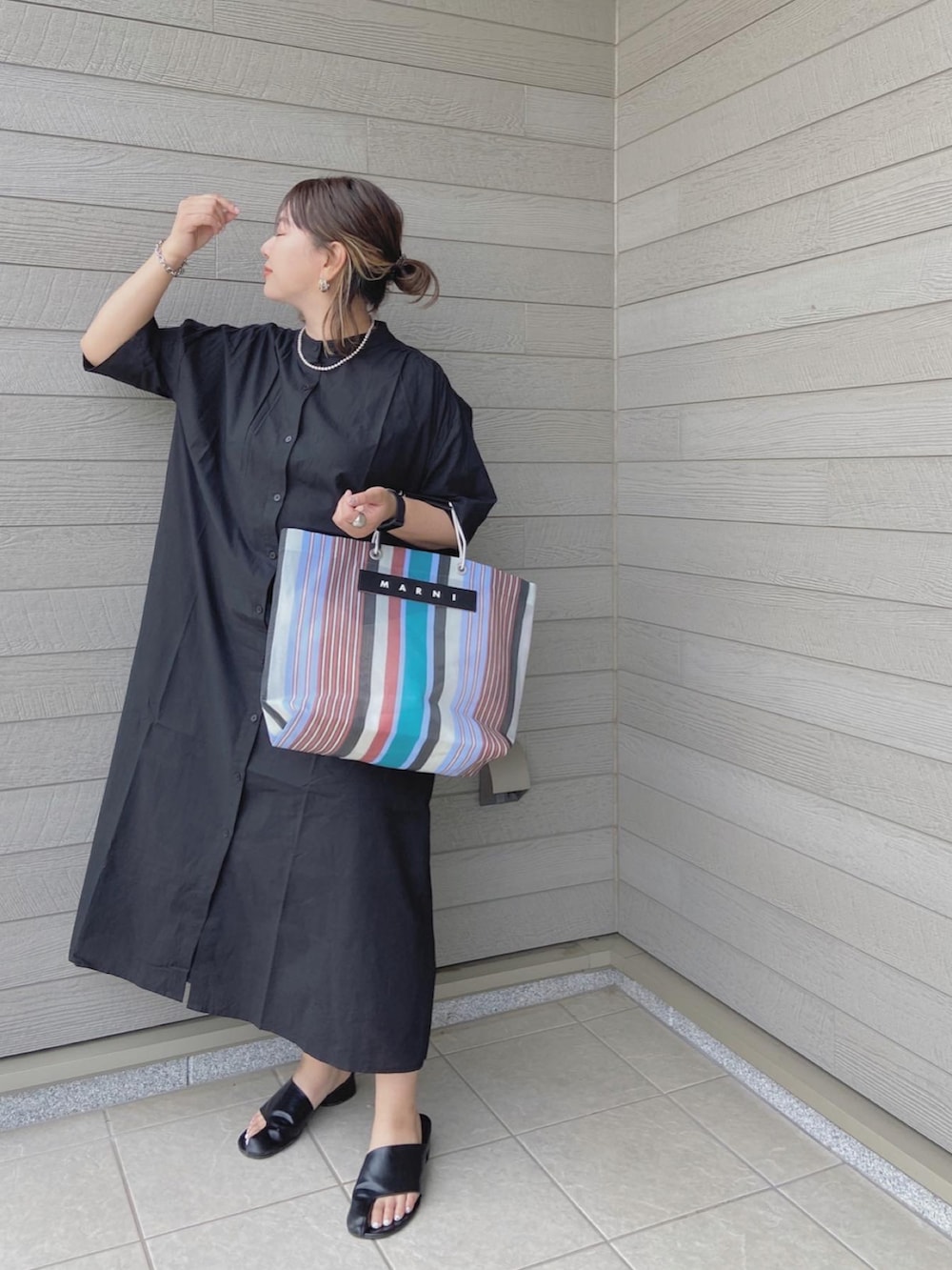 「休日コーデ、シンプルコーデ、ゆったりコーデ、MARNI、体型カバー、ワンピース、シャツワンピース、ロングスカート」｜「VIVIANの【2021年夏新作】足袋デザインミュールサンダル（サンダル、ブラック系）」を使った、makikiさん（レディース・158cm）の夏コーディネートの3枚目の写真