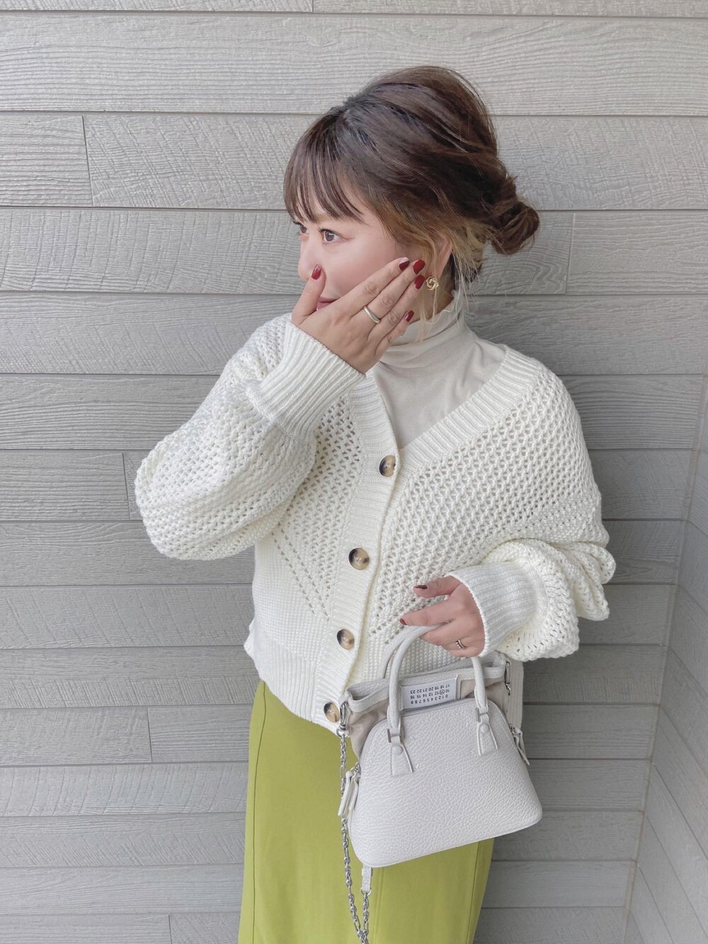 「春先取り、大人カジュアル、大人女子、ゆったりコーデ、カーディガン、メッシュニット」｜「NOMINEのカノコメッシュ2WAYカーディガン（カーディガン/ボレロ、ホワイト系）」を使った、makikiさん（レディース・158cm）の冬コーディネートの4枚目の写真