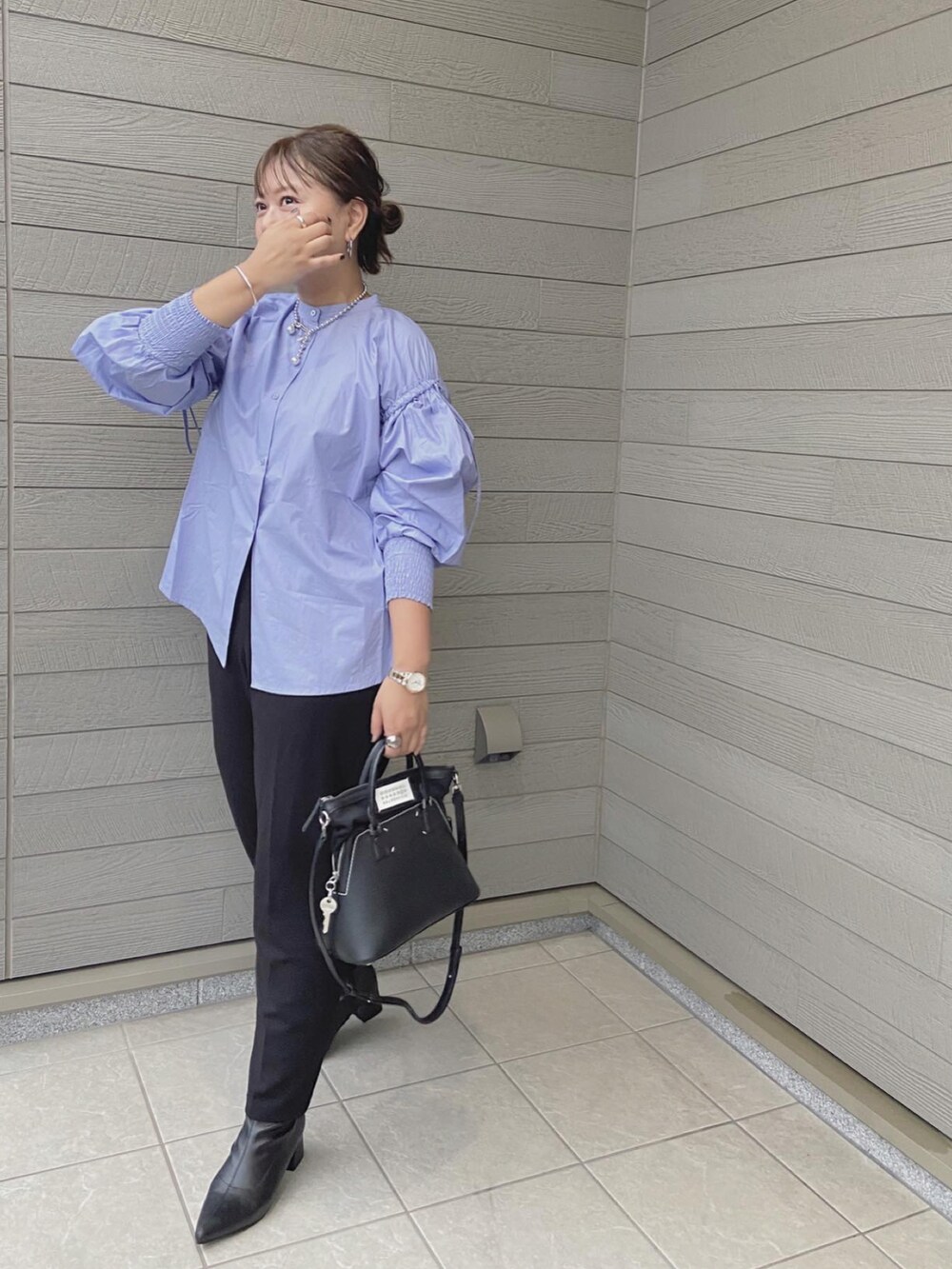 「秋服まるっと大公開、秋服準備はじめました、シンプルスタイル、カジュアルコーデ、ゆったりコーデ、おでかけコーデ、低身長、秋、シャツスタイル」｜「Maison Margielaの"5AC" - belt bag（ショルダーバッグ、ブラック系）」を使った、makikiさん（レディース・158cm）の秋コーディネートの5枚目の写真