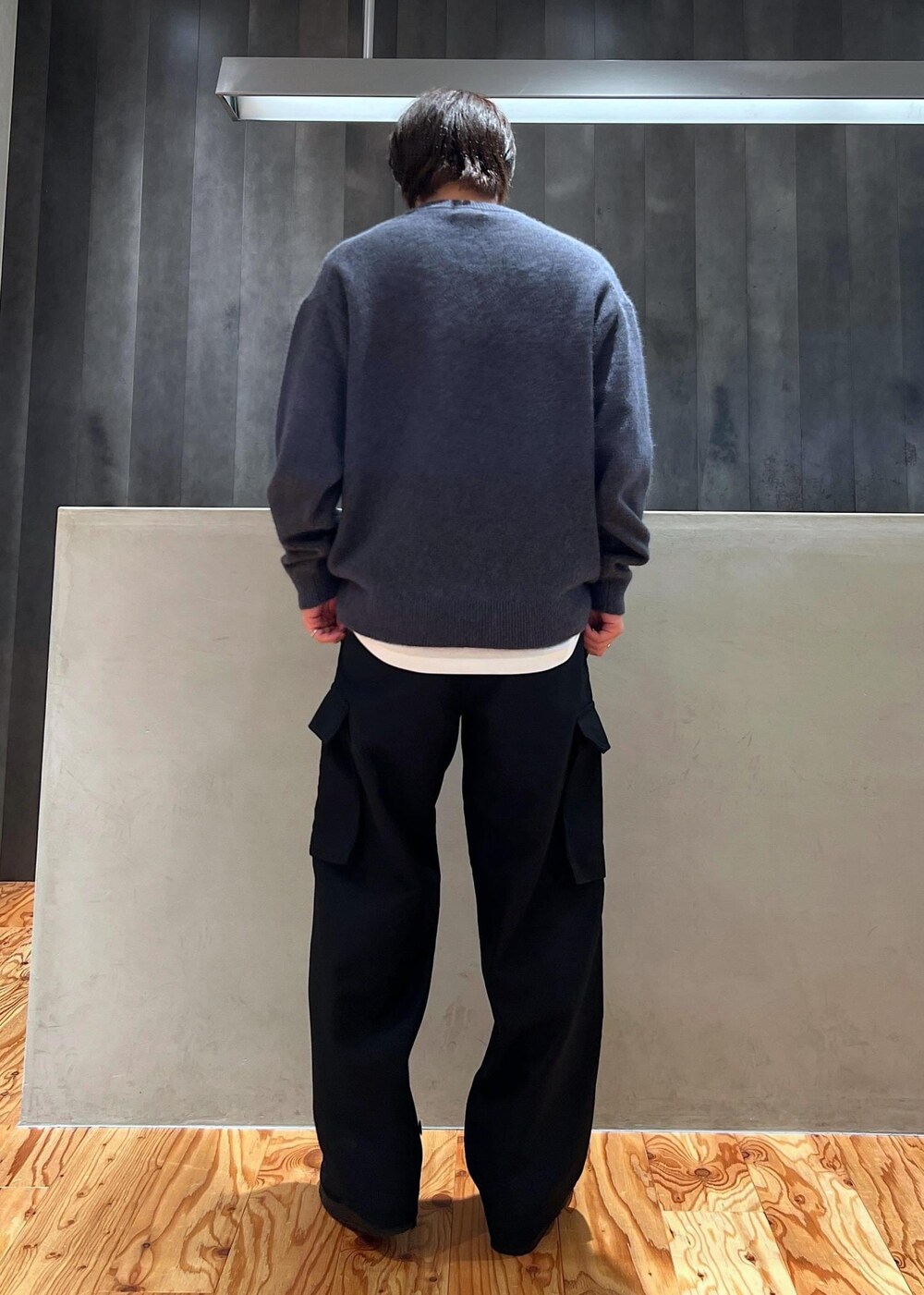 「ニット、ニットコーデ、メンズニット、ミリタリー、ミリタリーパンツ、ミリタリーコーデ、綺麗め、綺麗めカジュアル、シンプル、カジュアル、グレー、グレーニット、京都、初冬コーデ、冬コーデ」｜「Saturdays NYCのFRENCH MILITARY PANTS（その他パンツ、ブラック系）」を使った、kippeiさん（メンズ・170cm）の冬コーディネートの2枚目の写真