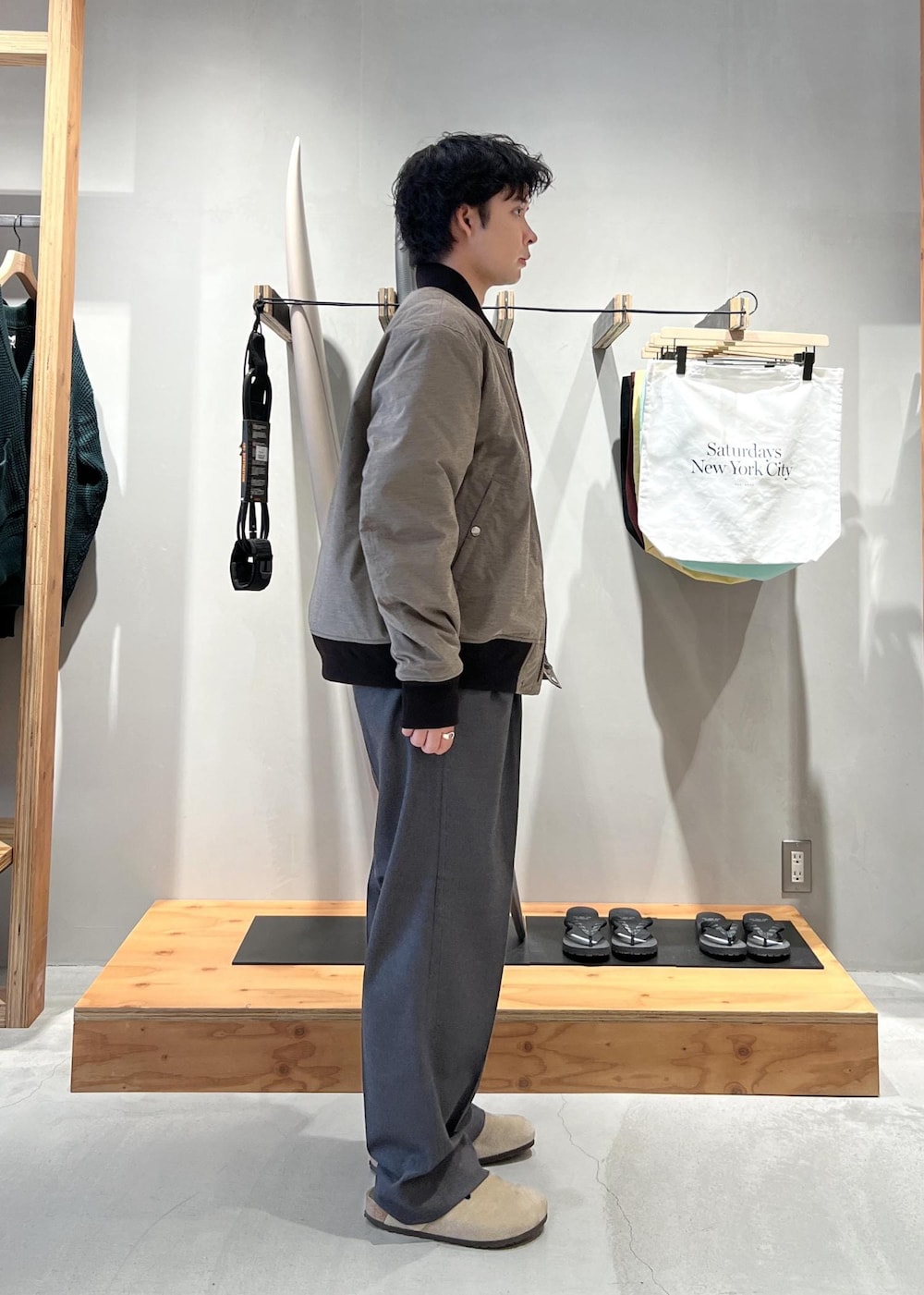 グレー系のその他パンツ、ベージュ系のブルゾンを着用したメンズの秋コーディネートの4枚目の写真