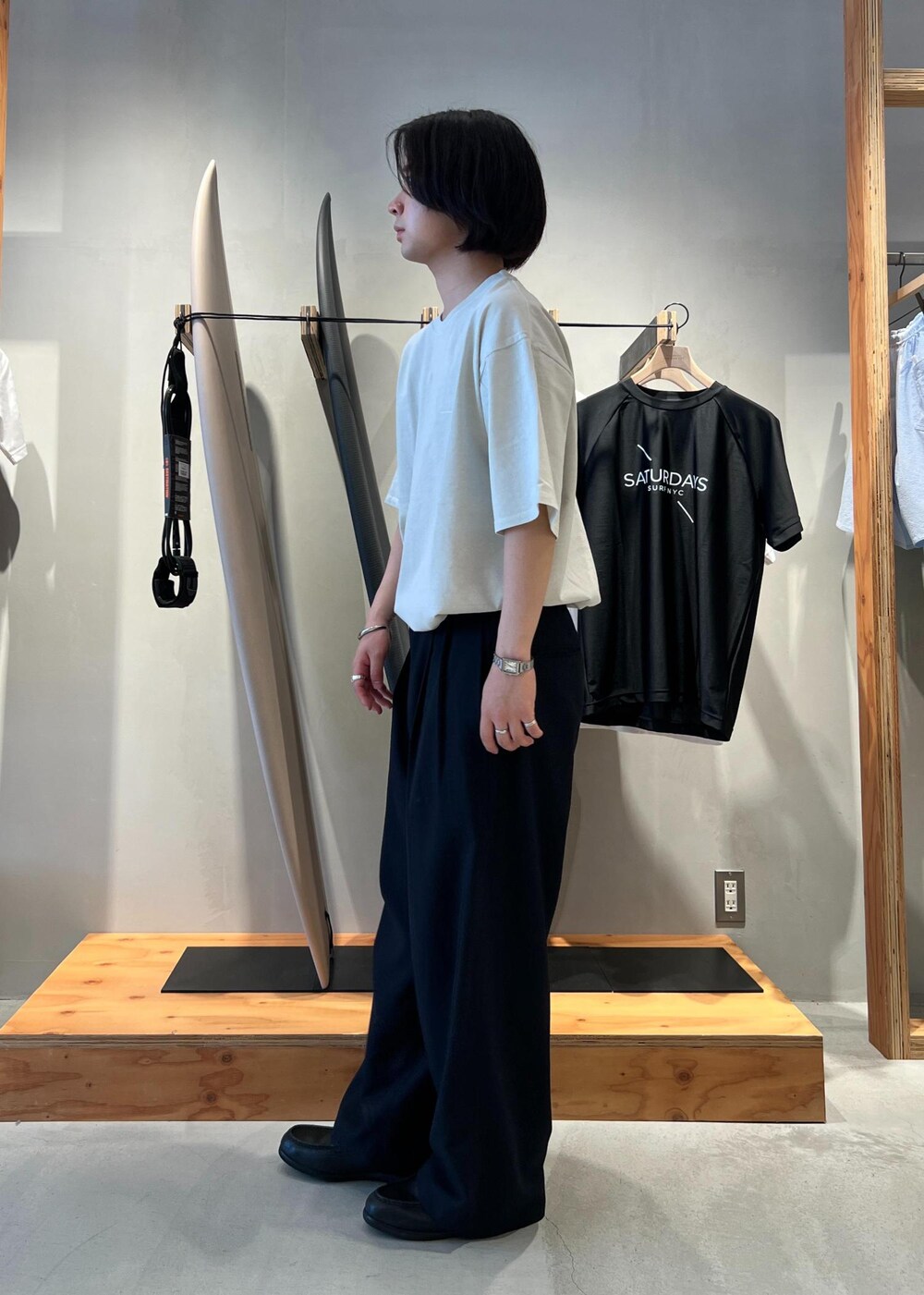 「Tシャツ、ピグメント、ピグメント加工、ピグメントTシャツ、スラックス、ワイドスラックス、京都、Saturdays NYC、春コーデ、初夏コーデ、夏コーデ、デートコーデ、お出かけコーデ、旅行コーデ、アウトドアコーデ」｜「Saturdays NYCのSlash Pigment Relax SS Tee（Tシャツ/カットソー、ホワイト系）」を使った、kippeiさん（メンズ・170cm）の夏コーディネートの5枚目の写真