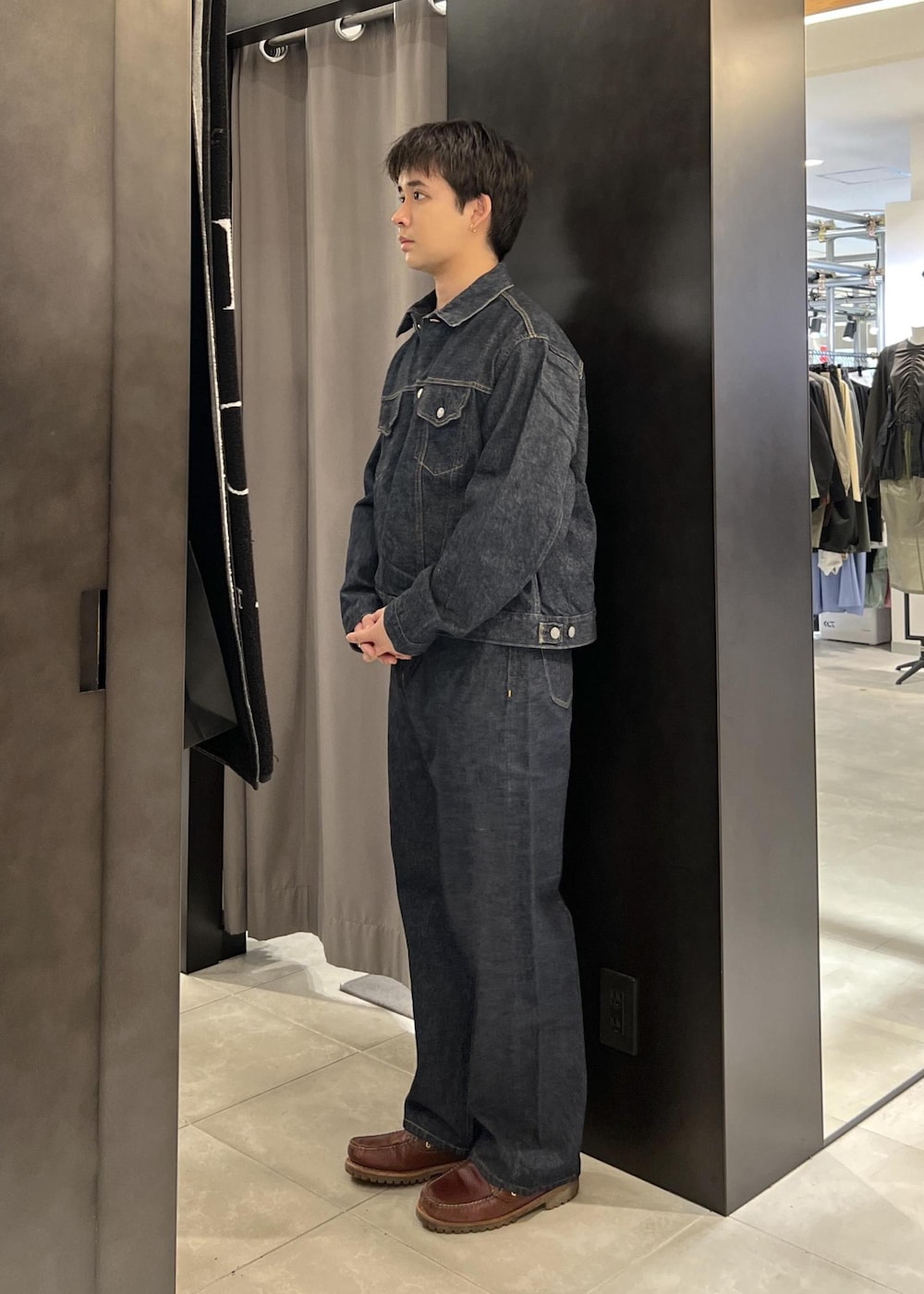 ブルー系のデニムパンツ、ブルー系のデニムジャケットを着用したメンズの冬コーディネートの5枚目の写真