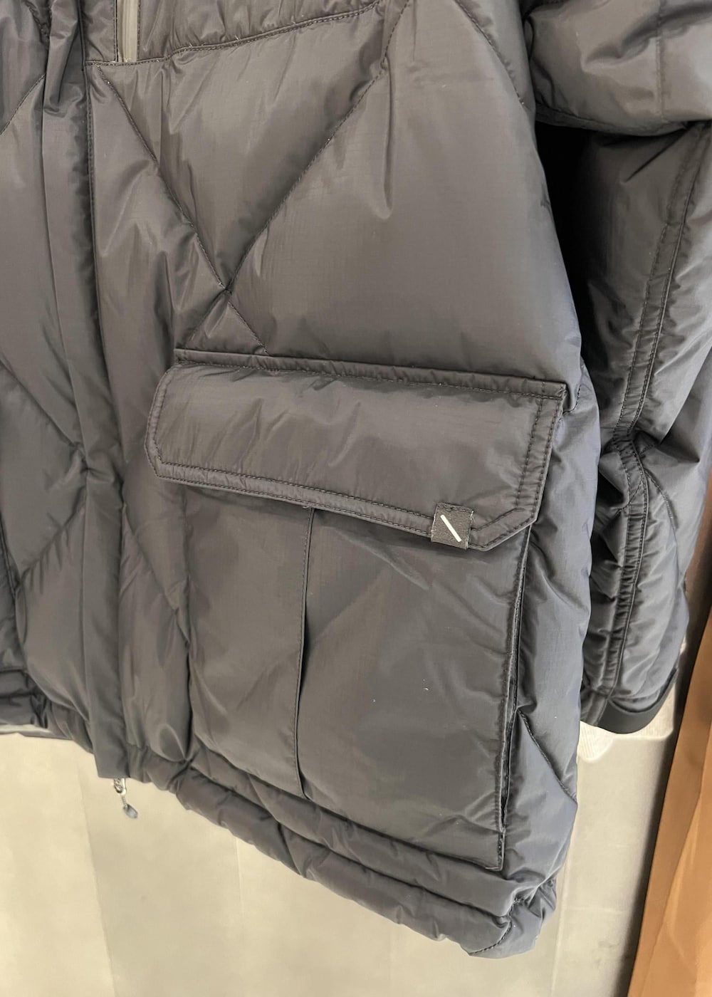 ブラック系のダウンジャケット/コートを着用したメンズの秋コーディネートの8枚目の写真