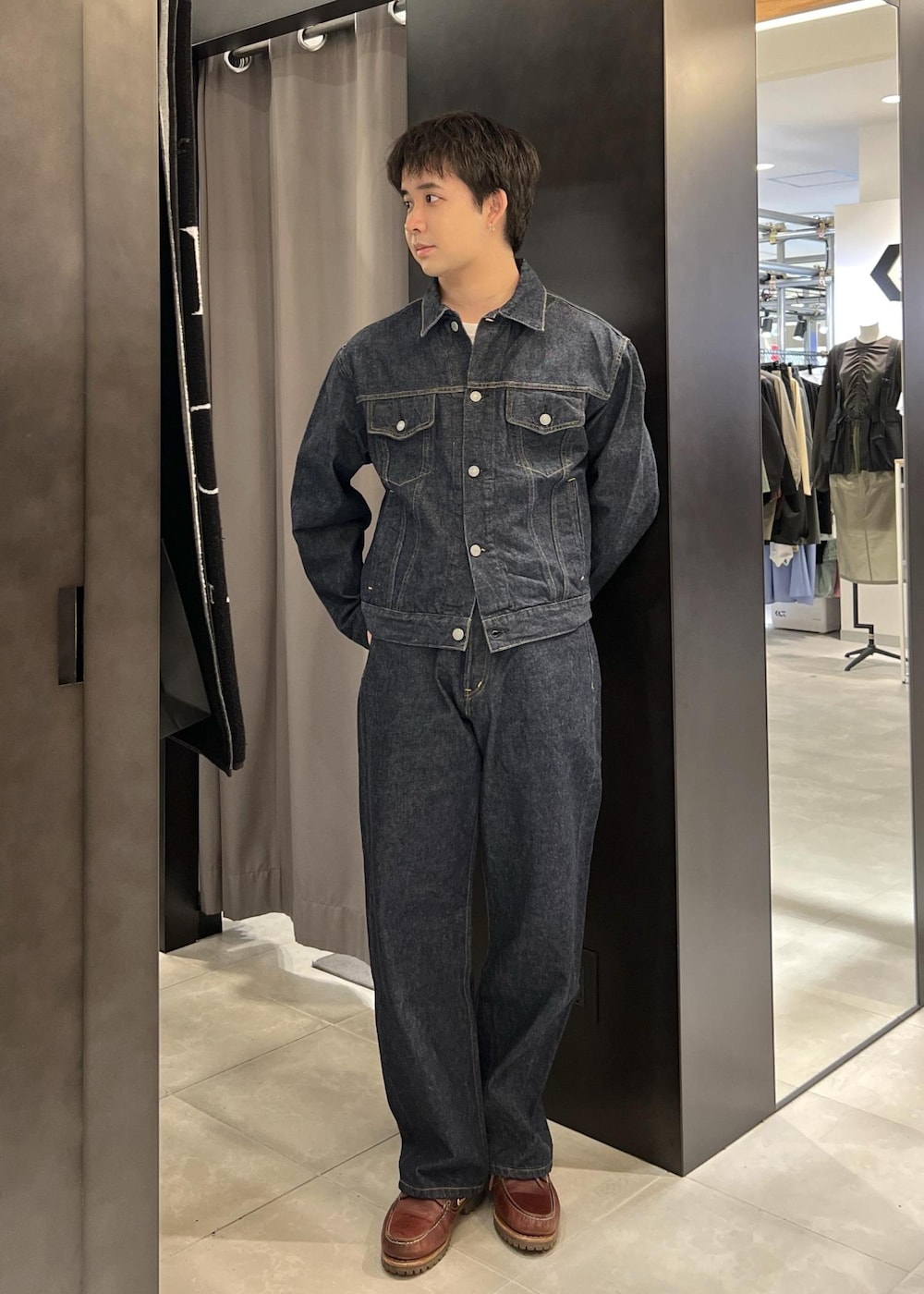 ブルー系のデニムパンツ、ブルー系のデニムジャケットを着用したメンズの冬コーディネートの2枚目の写真