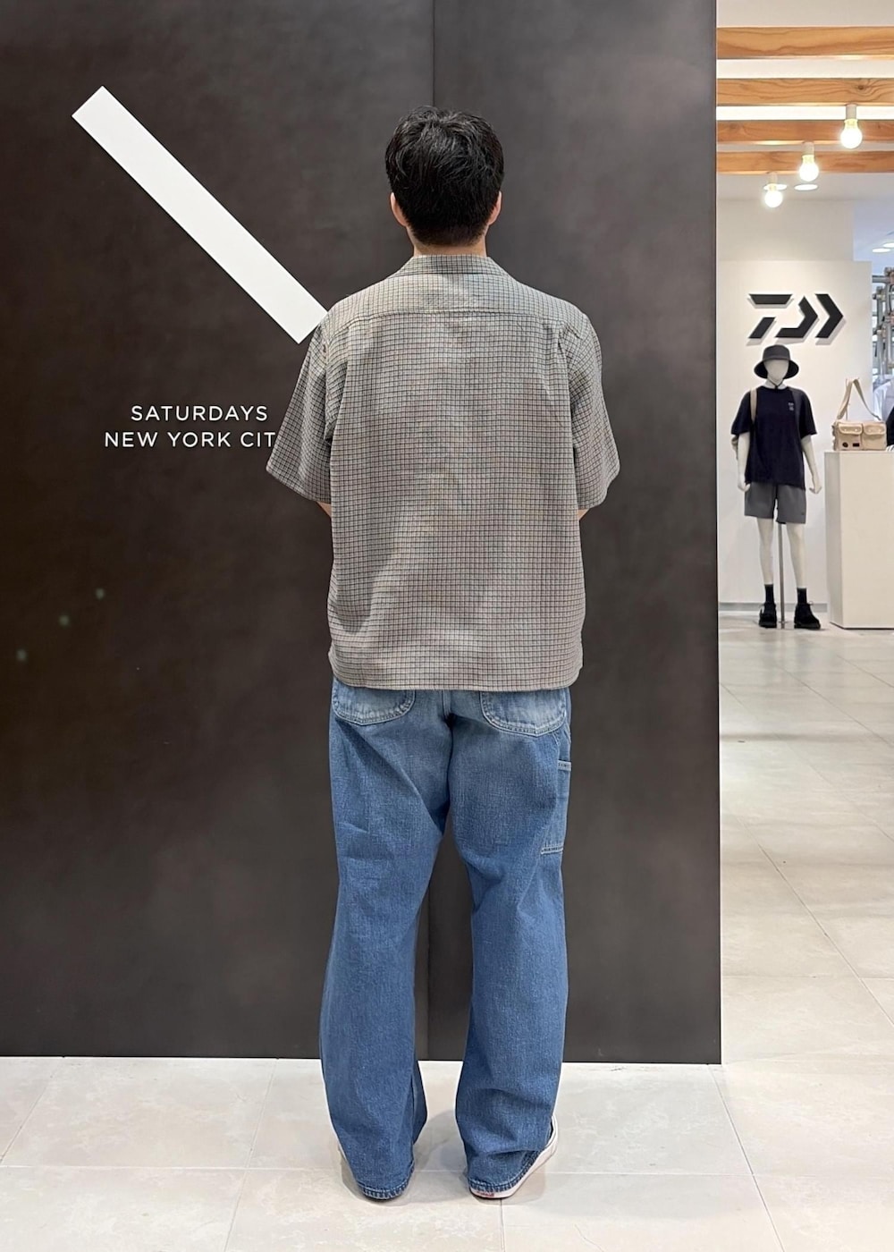 ホワイト系のタンクトップ、グリーン系のシャツ/ブラウスを着用したメンズの夏コーディネートの6枚目の写真