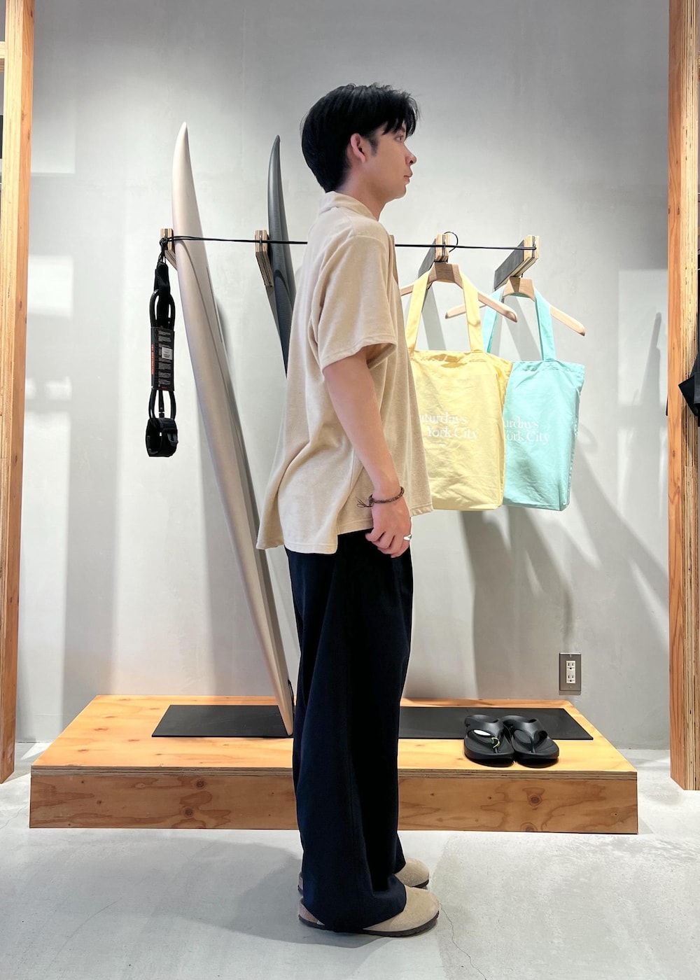 「ポロシャツ、半袖、半袖シャツ、半袖Tシャツ、スラックス、ワイドスラックス、京都、Saturdays NYC、初夏コーデ、夏コーデ、デートコーデ、お出かけコーデ、旅行コーデ、アウトドアコーデ、カジュアルコーデ」｜「Saturdays NYCのJake Pile SS Polo（ポロシャツ、ベージュ系）」を使った、kippeiさん（メンズ・170cm）の夏コーディネートの4枚目の写真