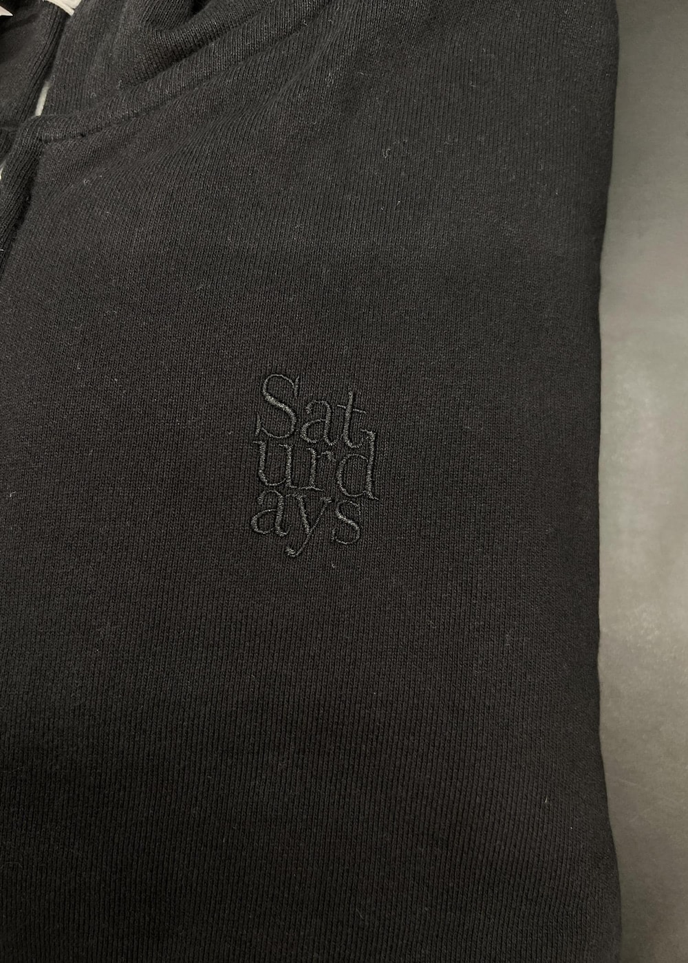 ブルー系のデニムパンツ、ブルー系のシャツ/ブラウス、ブラック系のパーカーを着用したメンズの春コーディネートの7枚目の写真