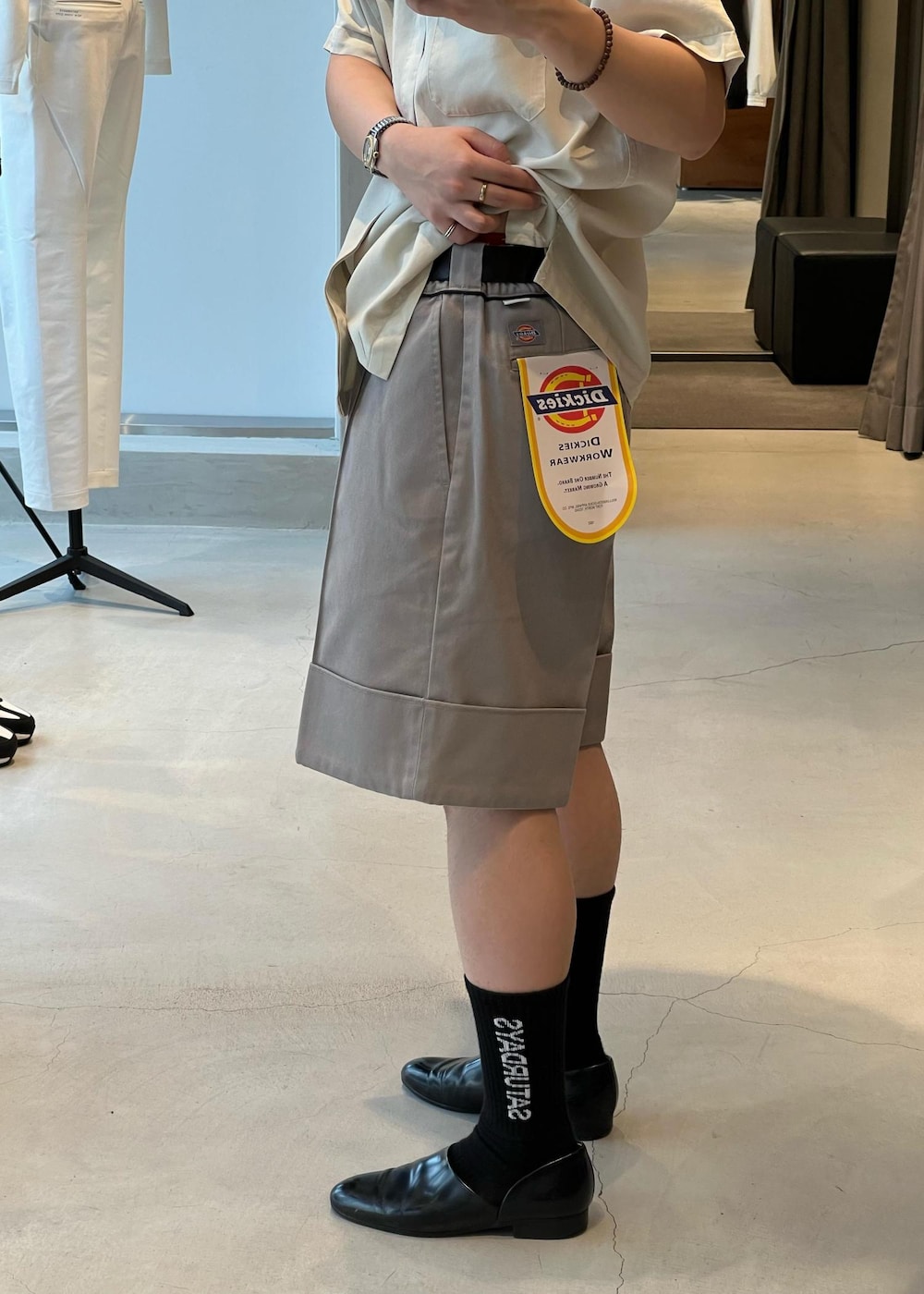 「シャツ、オープンカラーシャツ、開襟シャツ、ディッキーズ、Dickies、別注、ディッキーズコラボ、京都、Saturdays NYC、初春コーデ、春コーデ、初夏コーデ、夏コーデ、デートコーデ、お出かけコーデ」｜「Saturdays NYCのLOGO SOCK（ソックス/靴下、ブラック系）」を使った、kippeiさん（メンズ・170cm）の春コーディネートの7枚目の写真