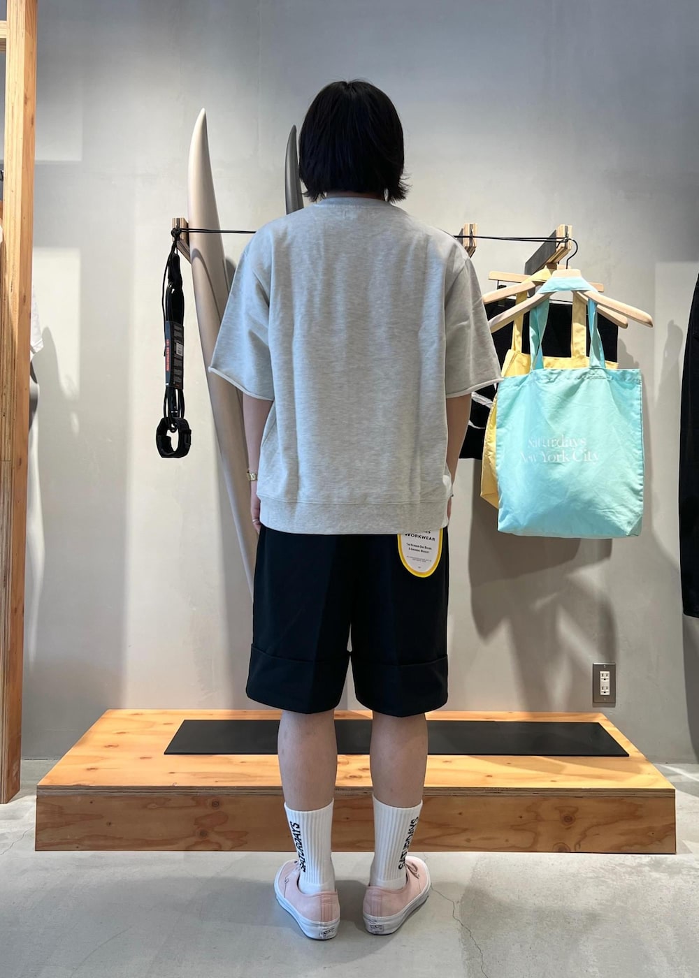 「Tシャツ、スウェットTシャツ、スウェットT、リラックスTシャツ、リラックスT、パンツ、ハーフパンツ、ワークパンツ、Dickies、京都、Saturdays NYC、初春コーデ、春コーデ、初夏コーデ、夏コーデ」｜「Saturdays NYCのLOGO SOCK（ソックス/靴下、ホワイト系）」を使った、kippeiさん（メンズ・170cm）の春コーディネートの6枚目の写真