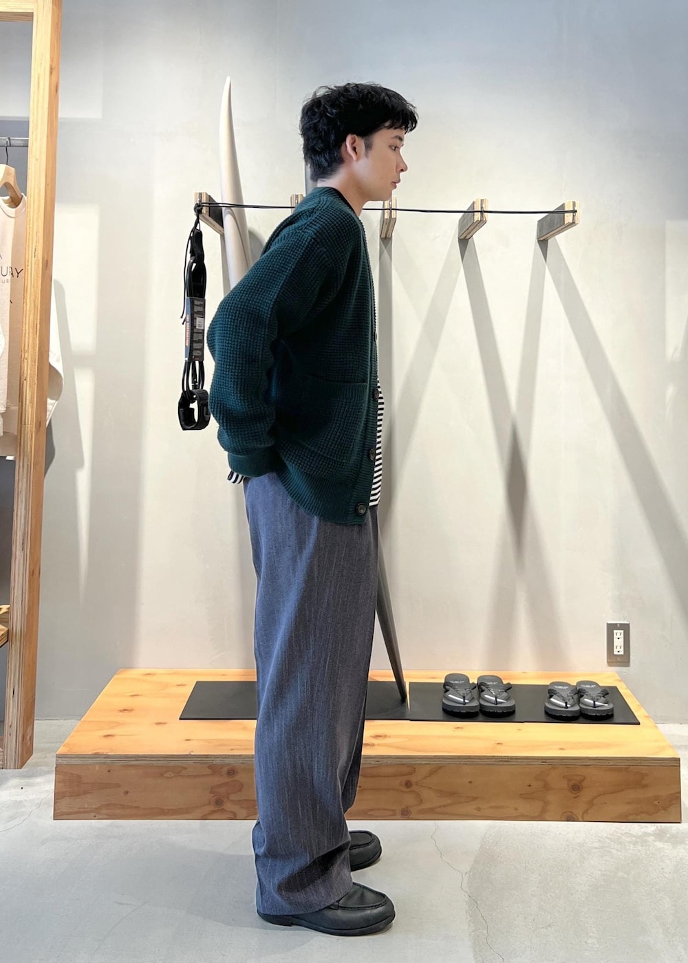 グリーン系のカーディガン/ボレロ、グレー系のその他パンツ、ホワイト系のTシャツ/カットソーを着用したメンズの秋コーディネートの3枚目の写真