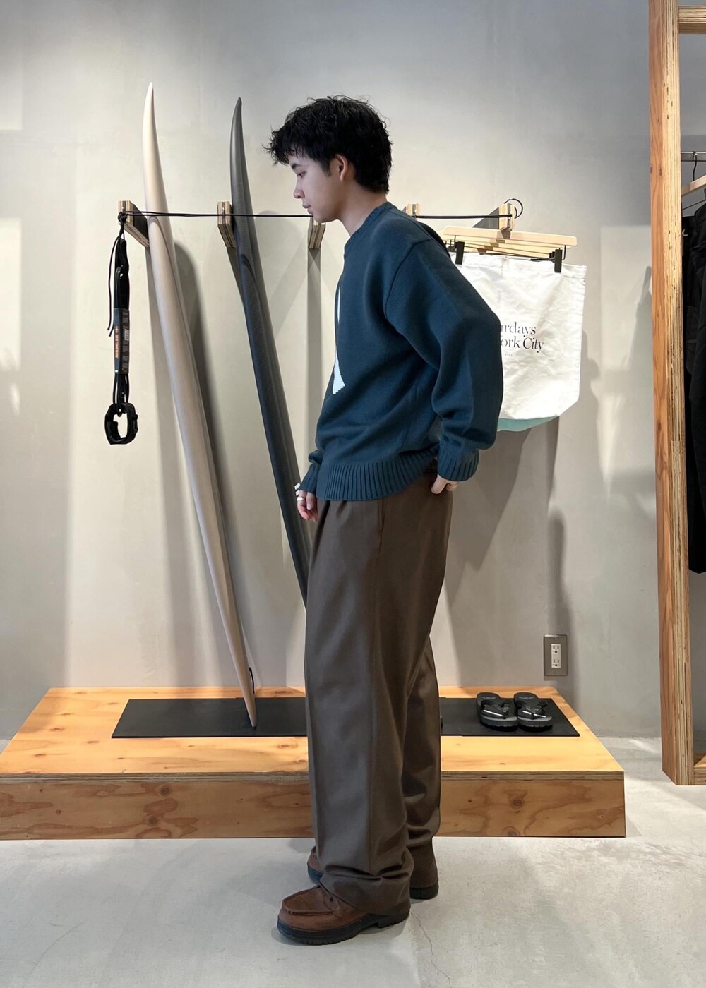 グリーン系のその他パンツ、グリーン系のニット/セーターを着用したメンズの秋コーディネートの6枚目の写真