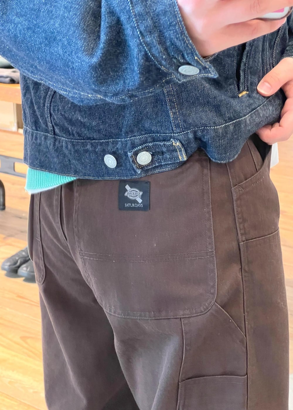 ブルー系のデニムジャケット、ブルー系のニット/セーター、ブラウン系のその他パンツを着用したメンズの冬コーディネートの7枚目の写真