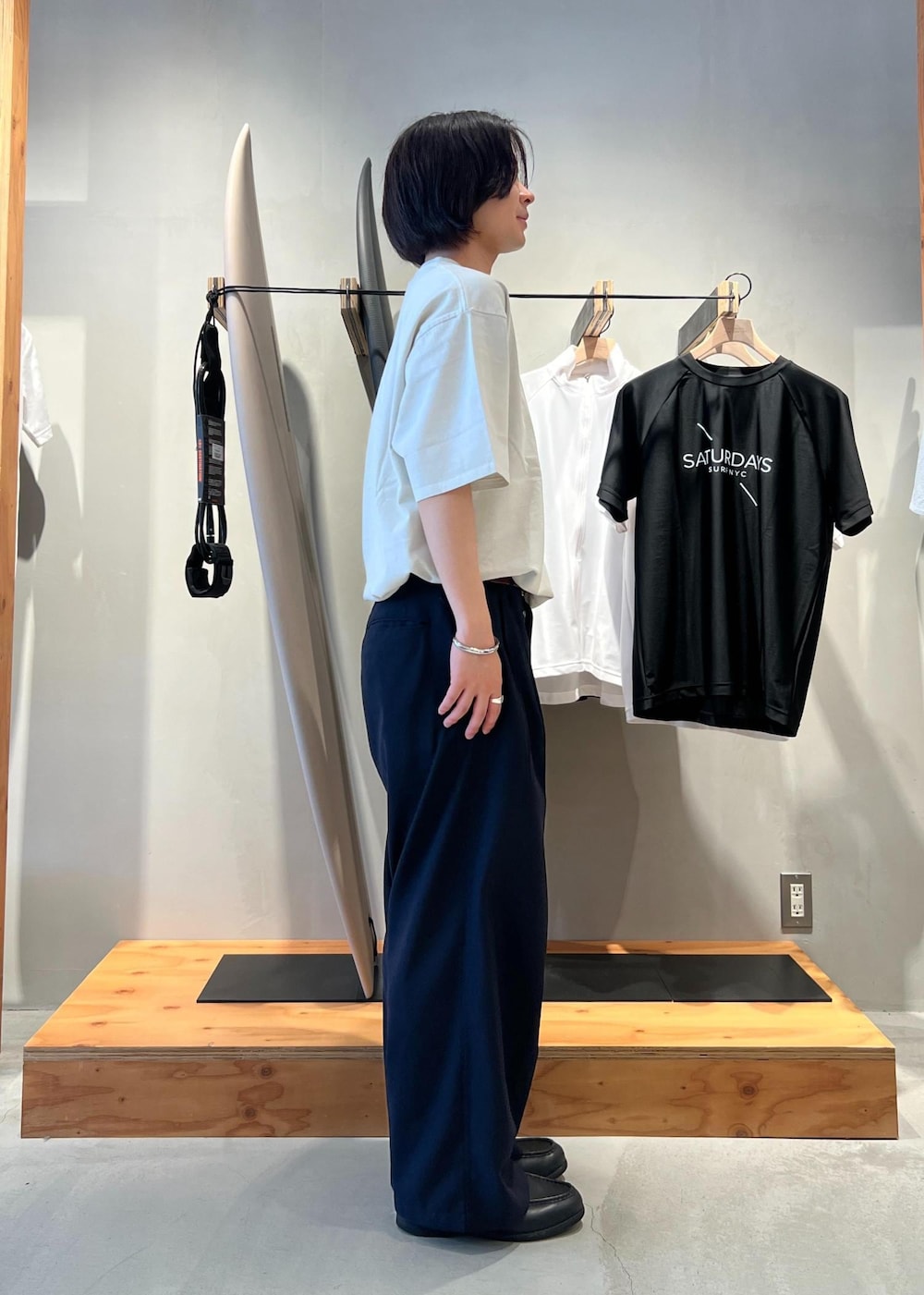 「Tシャツ、ピグメント、ピグメント加工、ピグメントTシャツ、スラックス、ワイドスラックス、京都、Saturdays NYC、春コーデ、初夏コーデ、夏コーデ、デートコーデ、お出かけコーデ、旅行コーデ、アウトドアコーデ」｜「Saturdays NYCのSlash Pigment Relax SS Tee（Tシャツ/カットソー、ホワイト系）」を使った、kippeiさん（メンズ・170cm）の夏コーディネートの7枚目の写真