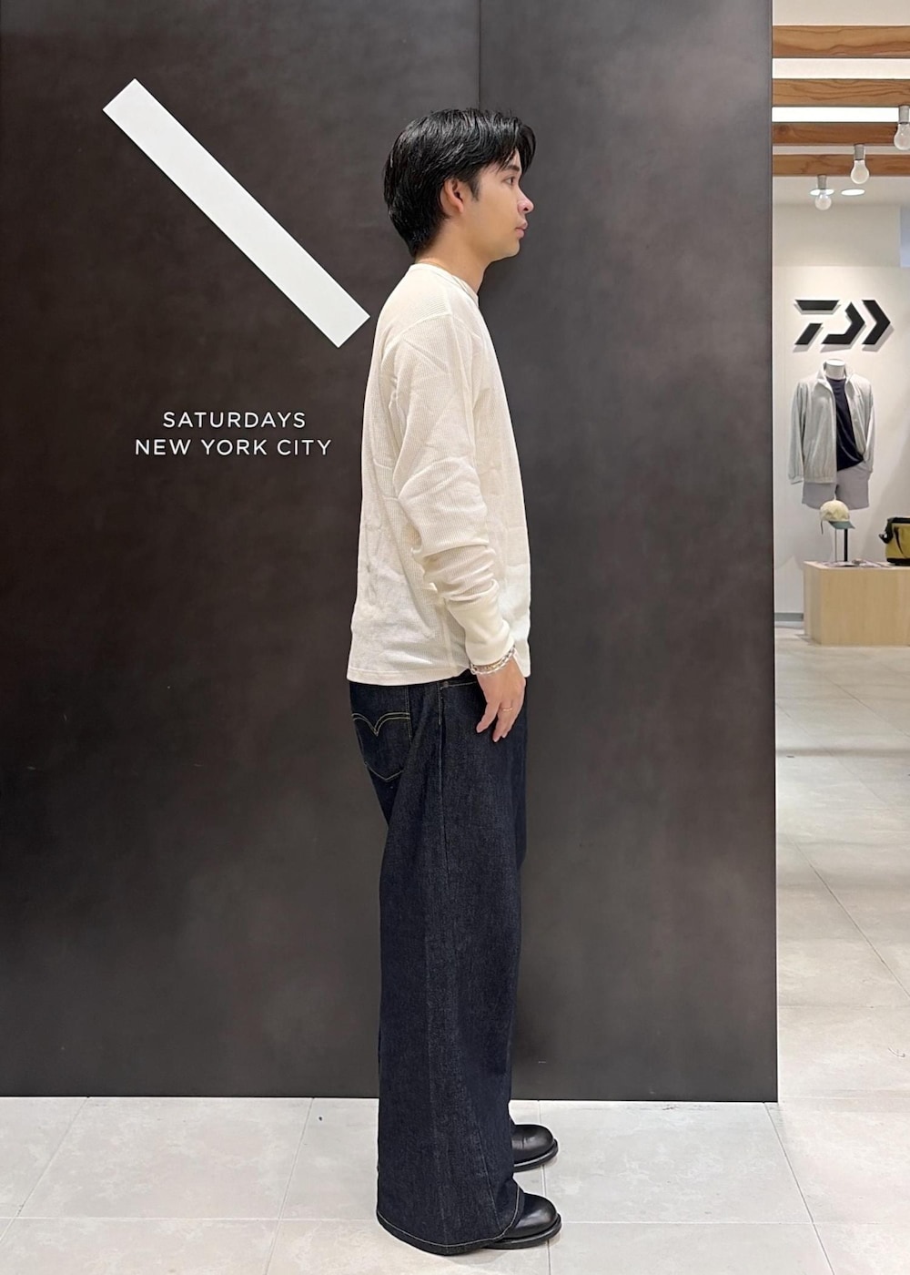ブラック系のTシャツ/カットソーを着用したメンズの秋コーディネートの3枚目の写真