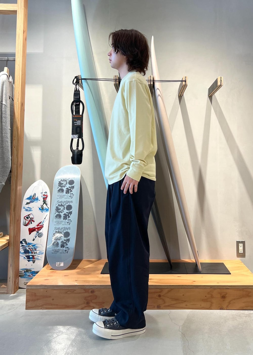 「ロングスリーブTシャツ、ロンT、ミラスタ、ミラスタTシャツ、ミラスタT、サタデーズ、サタデーズニューヨーク、サタデーズニューヨークシティ、京都、Saturdays NYC、初春コーデ、春コーデ、デートコーデ、お出かけコーデ、フェスコーデ」｜「Saturdays NYCのGeorge Twill Wide Pant（その他パンツ、ブルー系）」を使った、kippeiさん（メンズ・170cm）の春コーディネートの3枚目の写真