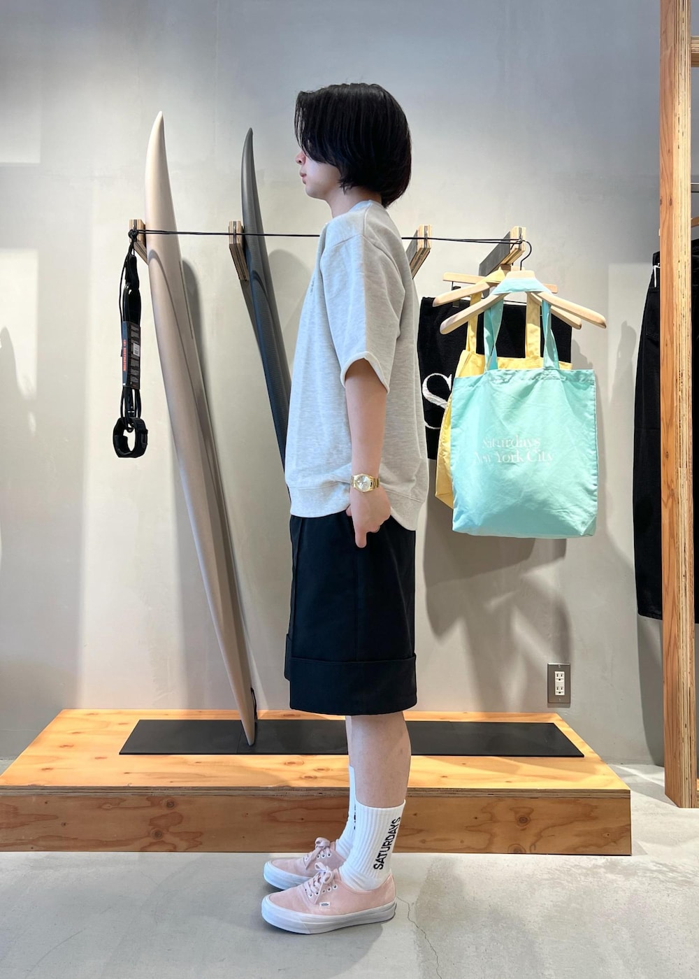 「Tシャツ、スウェットTシャツ、スウェットT、リラックスTシャツ、リラックスT、パンツ、ハーフパンツ、ワークパンツ、Dickies、京都、Saturdays NYC、初春コーデ、春コーデ、初夏コーデ、夏コーデ」｜「Saturdays NYCのLOGO SOCK（ソックス/靴下、ホワイト系）」を使った、kippeiさん（メンズ・170cm）の春コーディネートの3枚目の写真
