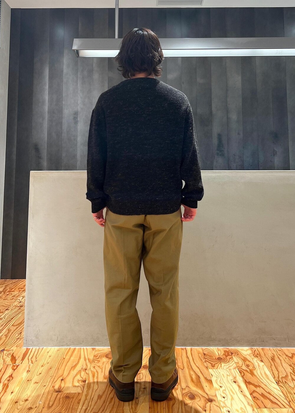 「Vネックセーター、Vネックニット、セーター、ニット、ニットコーデ、セーターコーデ、テーパードパンツ、京都、Saturdays NYC、初春コーデ、冬コーデ、カジュアルコーデ、シンプルコーデ、きれいめコーデ、ベーシック」｜「Saturdays NYCのCharles V-neck Sweater（ニット/セーター、ブラック系）」を使った、kippeiさん（メンズ・170cm）の冬コーディネートの3枚目の写真
