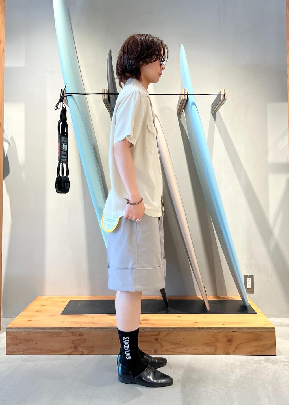「シャツ、オープンカラーシャツ、開襟シャツ、ディッキーズ、Dickies、別注、ディッキーズコラボ、京都、Saturdays NYC、初春コーデ、春コーデ、初夏コーデ、夏コーデ、デートコーデ、お出かけコーデ」｜「Saturdays NYCのLOGO SOCK（ソックス/靴下、ブラック系）」を使った、kippeiさん（メンズ・170cm）の春コーディネートの3枚目の写真
