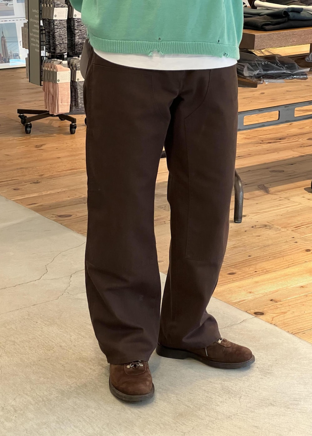 ブルー系のデニムジャケット、ブルー系のニット/セーター、ブラウン系のその他パンツを着用したメンズの冬コーディネートの9枚目の写真