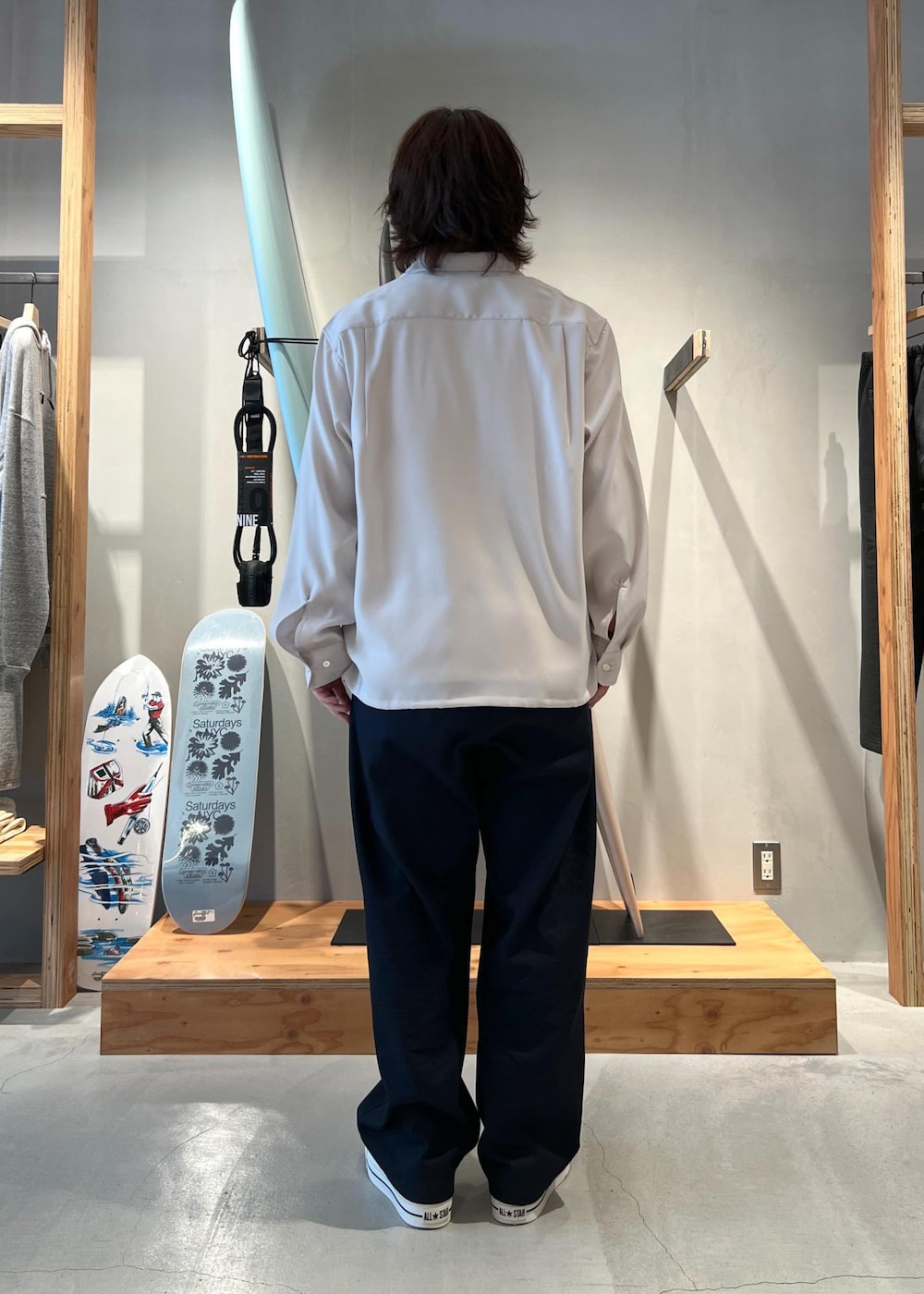 「オープンカラーシャツ、シャツ、開襟シャツ、ワイドパンツ、京都、Saturdays NYC、初春コーデ、春コーデ、デートコーデ、お出かけコーデ、カジュアルコーデ、シンプルコーデ、きれいめコーデ、ベーシック」｜「Saturdays NYCのGeorge Twill Wide Pant（その他パンツ、ブルー系）」を使った、kippeiさん（メンズ・170cm）の春コーディネートの5枚目の写真