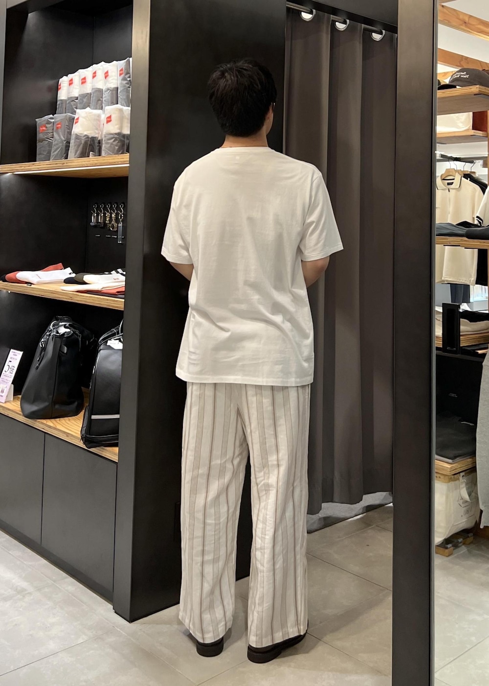 ホワイト系のTシャツ/カットソーを着用したメンズの春コーディネートの7枚目の写真