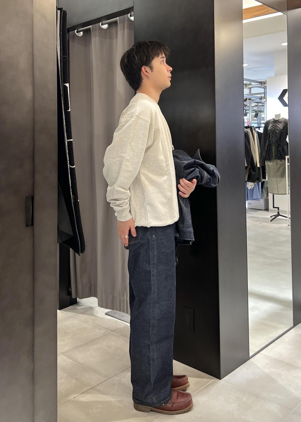 ブルー系のデニムパンツ、ブルー系のデニムジャケット、グレー系のスウェットを着用したメンズの冬コーディネートの3枚目の写真