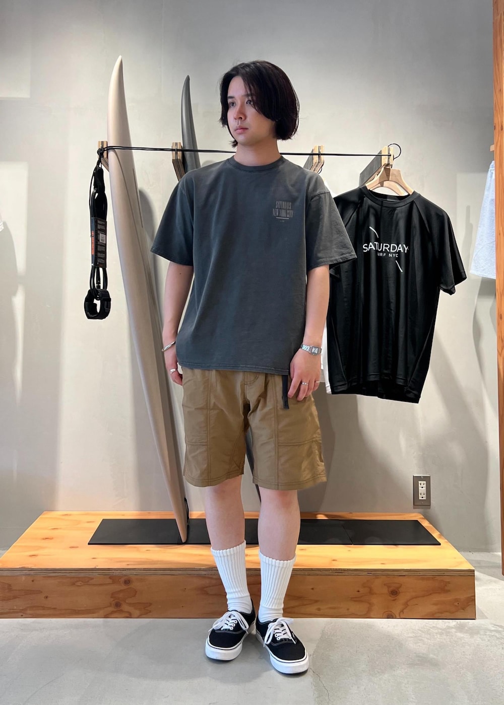 「Tシャツ、ピグメントダイ加工、ハーフパンツ、ショーツ、グラミチ、SALE、京都、Saturdays NYC、初夏コーデ、夏コーデ、デートコーデ、お出かけコーデ、旅行コーデ、アウトドアコーデ、フェスコーデ」｜「Saturdays NYCのGramicci & Saturdays NYC Nylon Short（その他パンツ、ブラウン系）」を使った、kippeiさん（メンズ・170cm）の夏コーディネートの2枚目の写真