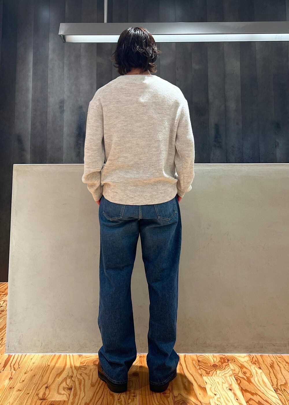 「Ｖネックニット、Ｖネックセーター、ニット、セーター、デニムパンツ、デニム、京都、Saturdays NYC、初春コーデ、春コーデ、アウトドアコーデ、カジュアルコーデ、シンプルコーデ、ベーシック」｜「Saturdays NYCのTakeru Denim Pant（デニムパンツ、ブルー系）」を使った、kippeiさん（メンズ・170cm）の冬コーディネートの4枚目の写真