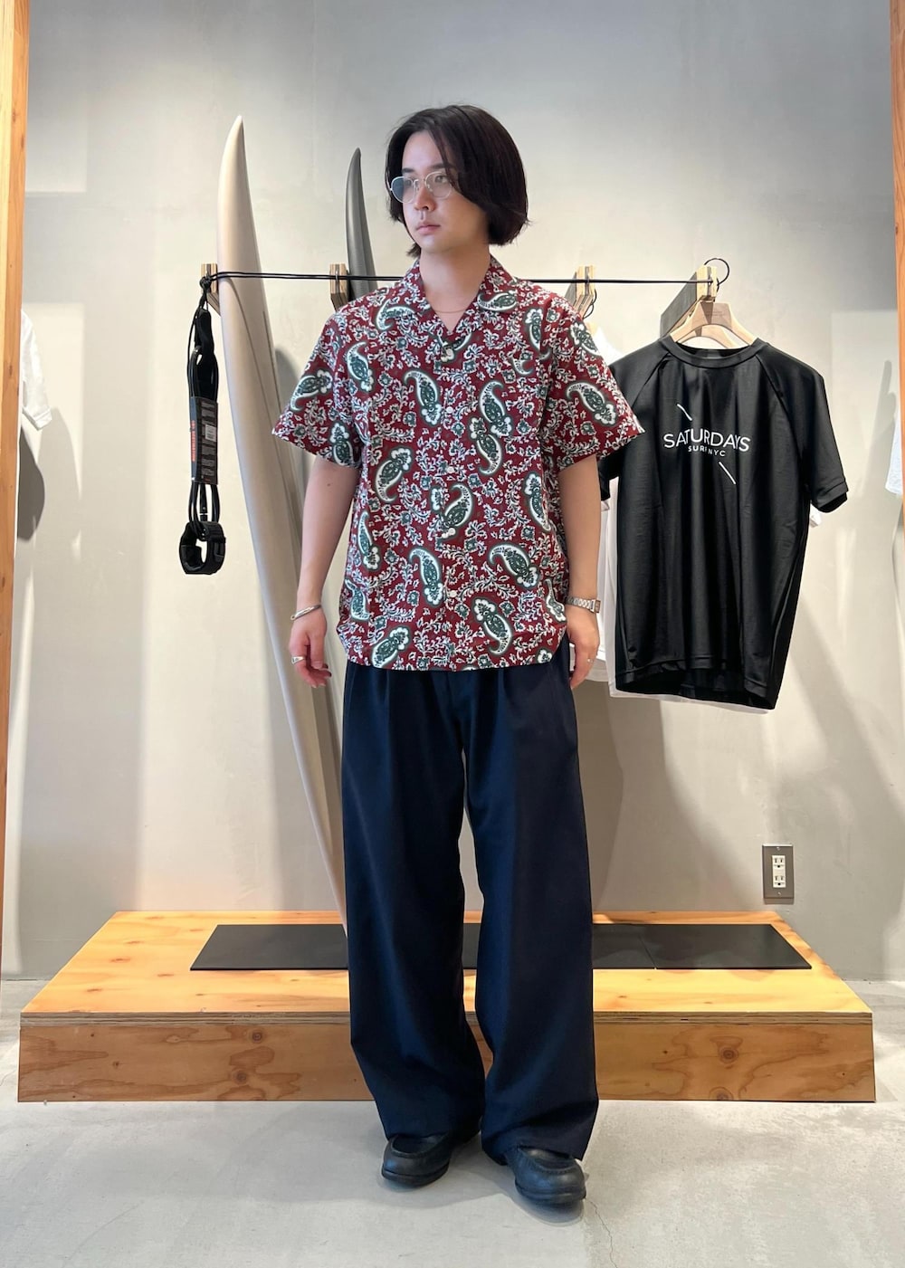 「シャツ、半袖シャツ、開襟シャツ、柄シャツ、スラックス、ワイドスラックス、ayame、メガネ、サングラス、アイウェア、別注、別注アイテム、コラボアイテム、コラボ、京都」｜「Saturdays NYCのCanty Open Collar Paisley Printed SS Shirt（シャツ/ブラウス、レッド系）」を使った、kippeiさん（メンズ・170cm）の夏コーディネートの2枚目の写真
