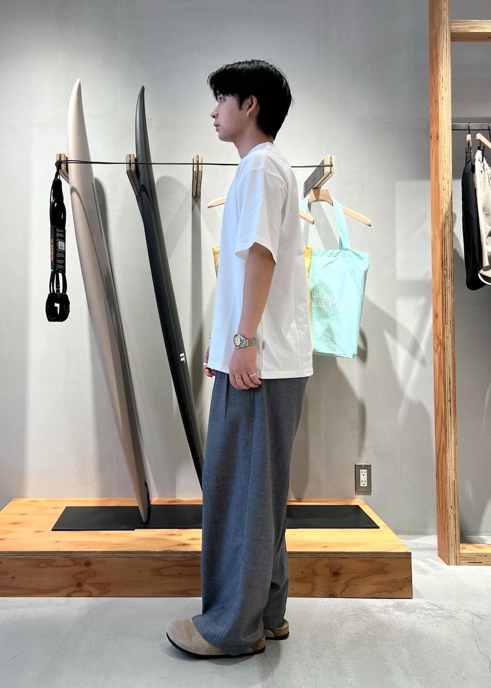 ホワイト系のTシャツ/カットソーを着用したメンズの夏コーディネートの4枚目の写真
