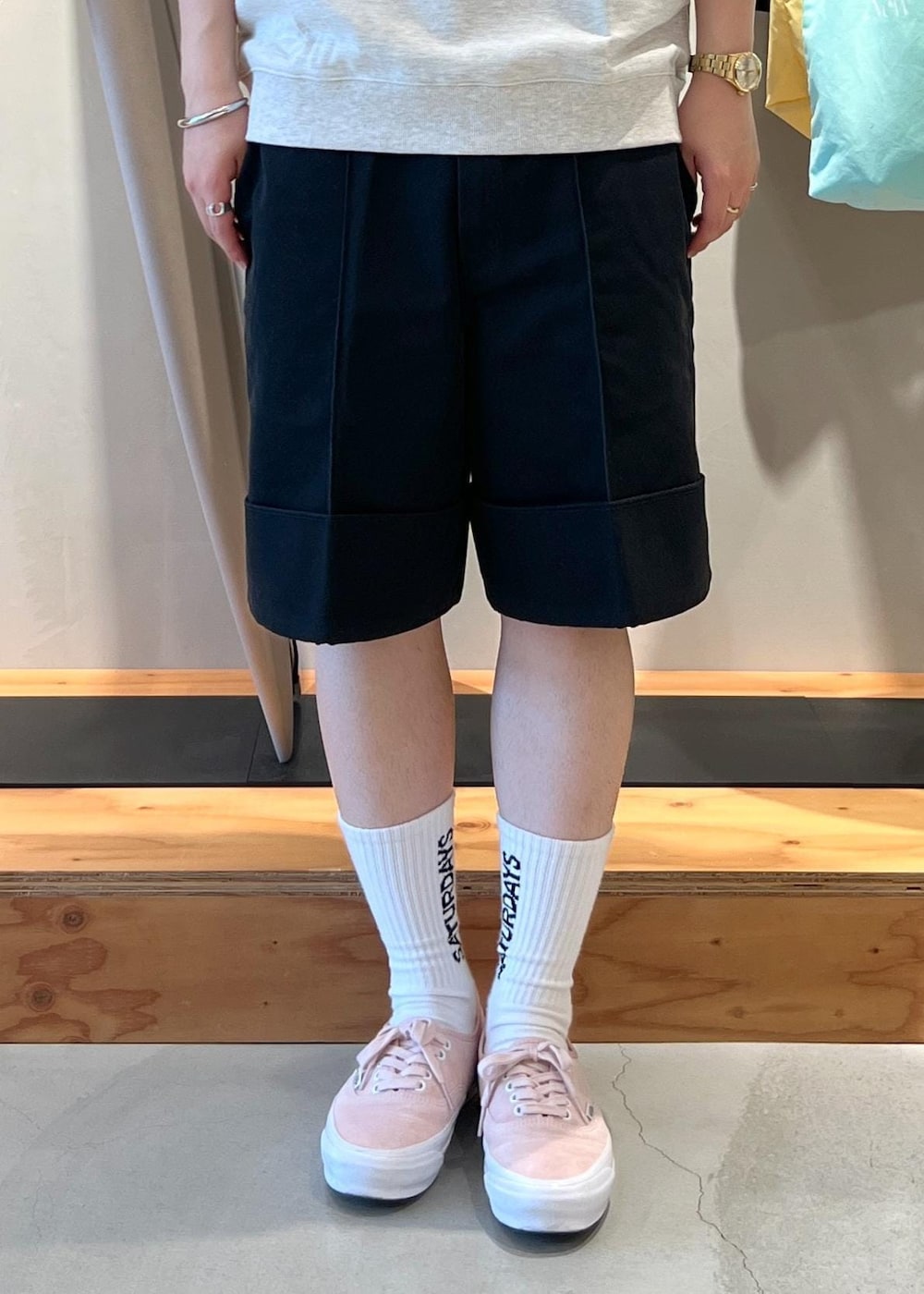 「Tシャツ、スウェットTシャツ、スウェットT、リラックスTシャツ、リラックスT、パンツ、ハーフパンツ、ワークパンツ、Dickies、京都、Saturdays NYC、初春コーデ、春コーデ、初夏コーデ、夏コーデ」｜「Saturdays NYCのLOGO SOCK（ソックス/靴下、ホワイト系）」を使った、kippeiさん（メンズ・170cm）の春コーディネートの8枚目の写真