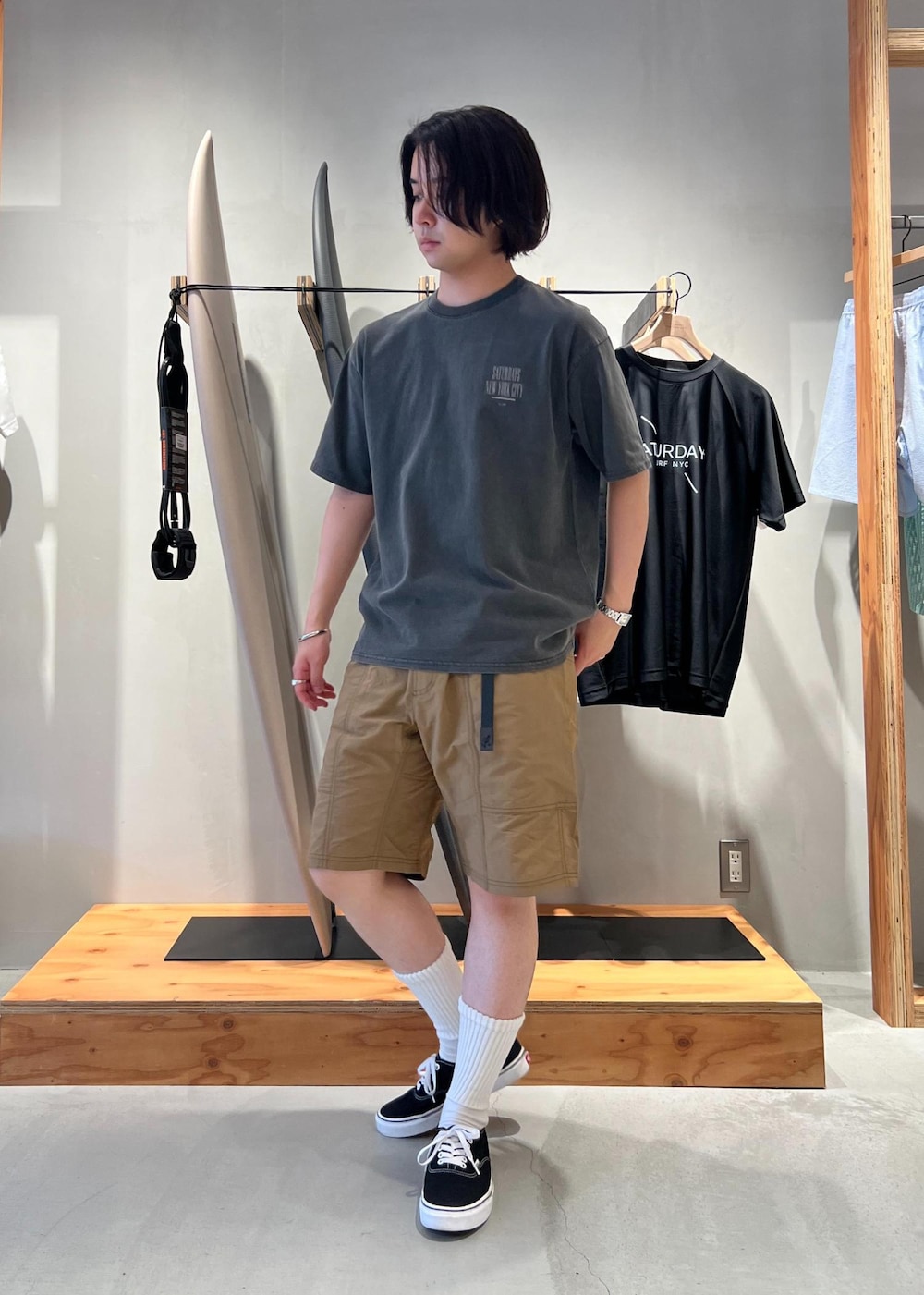 「Tシャツ、ピグメントダイ加工、ハーフパンツ、ショーツ、グラミチ、SALE、京都、Saturdays NYC、初夏コーデ、夏コーデ、デートコーデ、お出かけコーデ、旅行コーデ、アウトドアコーデ、フェスコーデ」｜「Saturdays NYCのGramicci & Saturdays NYC Nylon Short（その他パンツ、ブラウン系）」を使った、kippeiさん（メンズ・170cm）の夏コーディネートの3枚目の写真