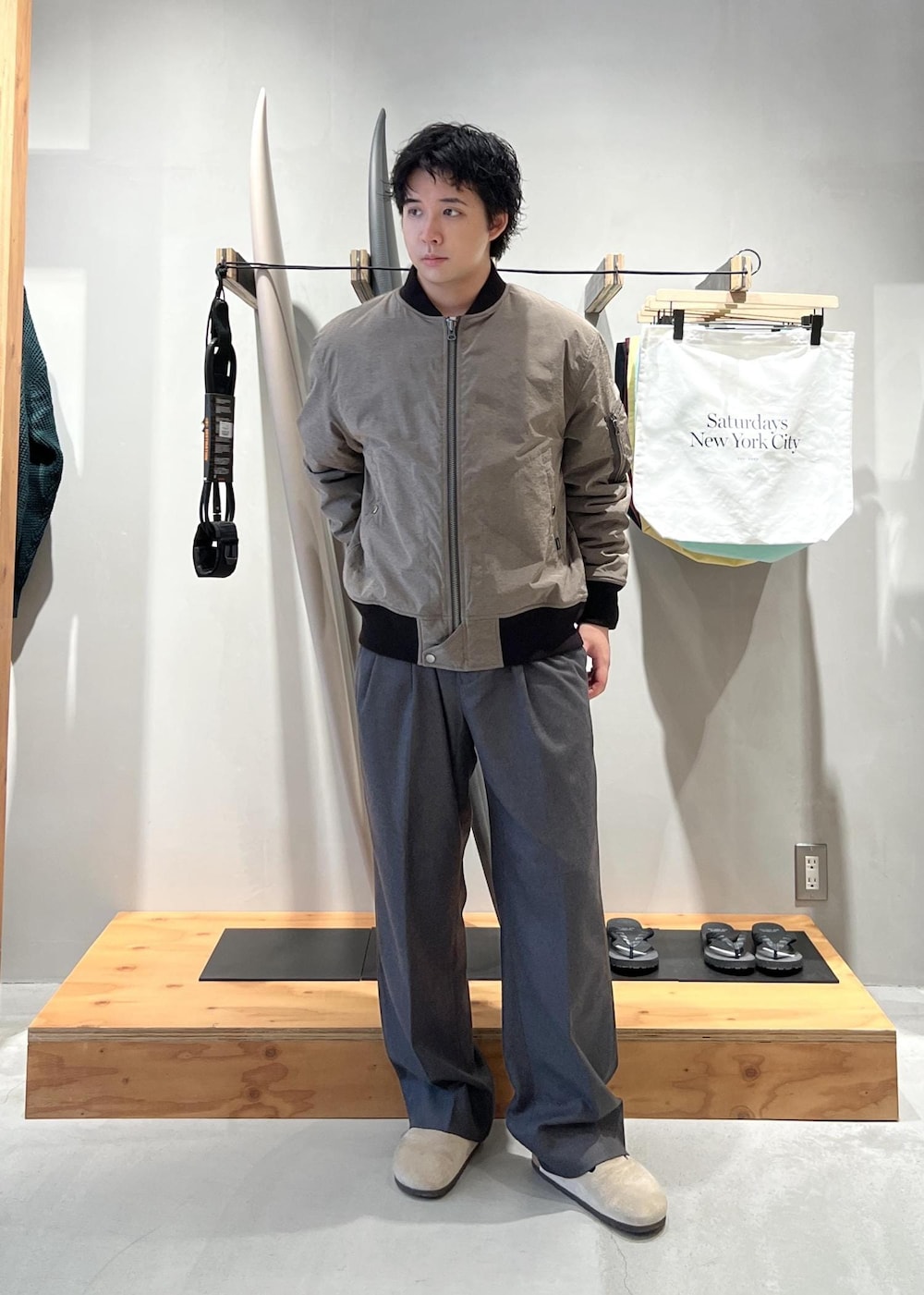 グレー系のその他パンツ、ベージュ系のブルゾンを着用したメンズの秋コーディネートの2枚目の写真