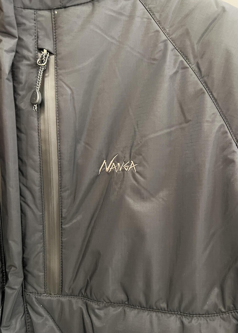 ブラック系のダウンジャケット/コートを着用したメンズの秋コーディネートの7枚目の写真