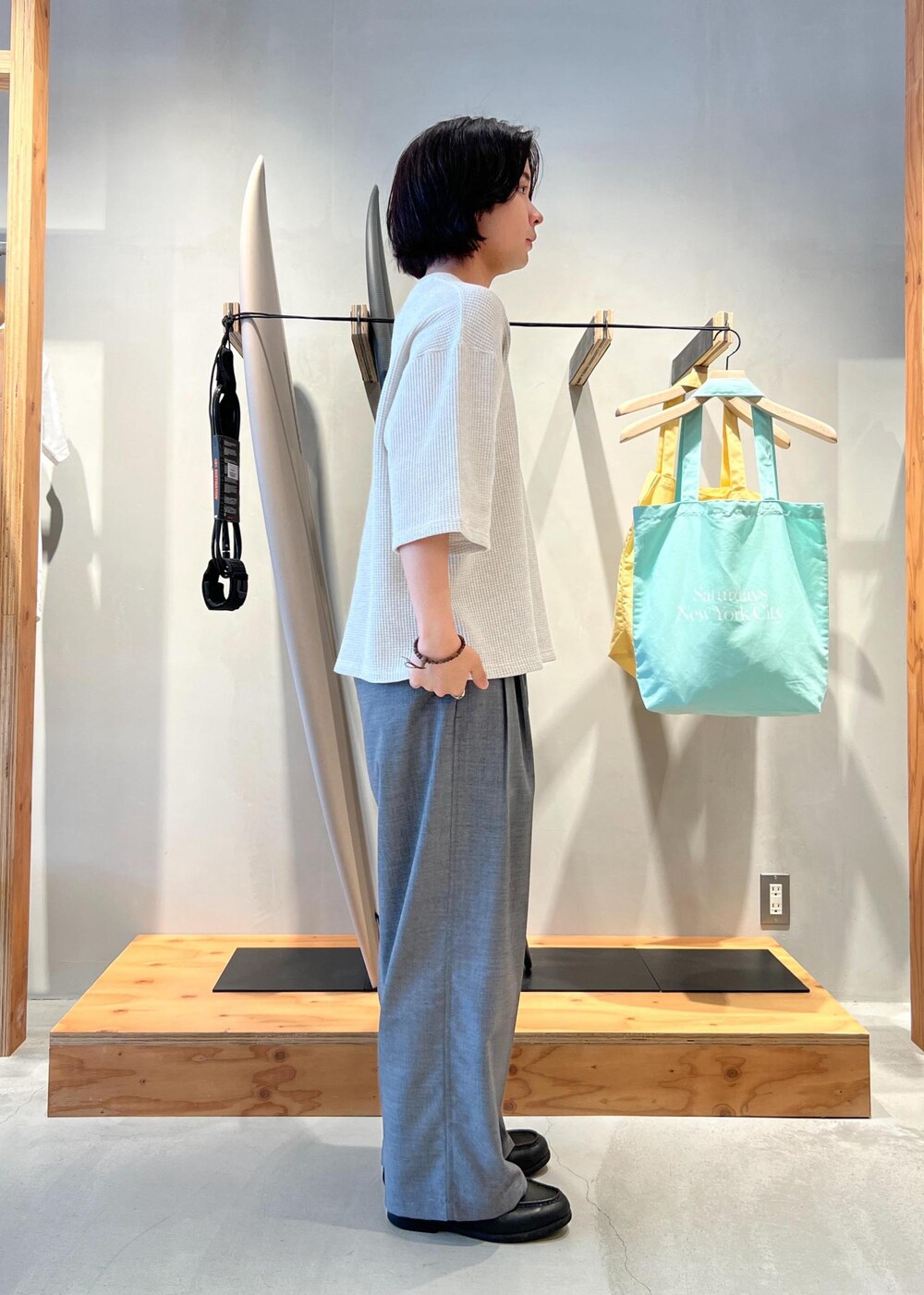 「初春コーデ、春コーデ、初夏コーデ、夏コーデ、デートコーデ、お出かけコーデ、アウトドアコーデ、フェスコーデ、カジュアルコーデ、シンプルコーデ、きれいめコーデ、ベーシック」｜「Saturdays NYCのWaffle 1/2 Sleeve Tee（Tシャツ/カットソー、グレー系）」を使った、kippeiさん（メンズ・170cm）の春コーディネートの5枚目の写真