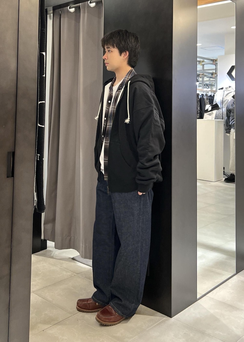 ブルー系のデニムパンツ、ブルー系のシャツ/ブラウス、ブラック系のパーカーを着用したメンズの春コーディネートの3枚目の写真