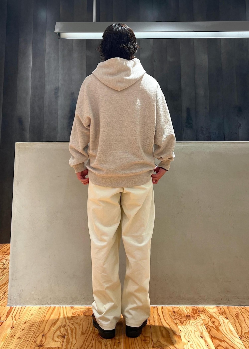 「スウェットパーカー、パーカー、フーディ、フーディー、ヘリンボーン、ヘリンボーン柄、ワイドパンツ、京都、Saturdays NYC、初春コーデ、冬コーデ、ワントーンコーデ、カジュアルコーデ、シンプルコーデ、きれいめコーデ」｜「Saturdays NYCのWarren Roopback Hoodie（パーカー、グレー系）」を使った、kippeiさん（メンズ・170cm）の冬コーディネートの3枚目の写真