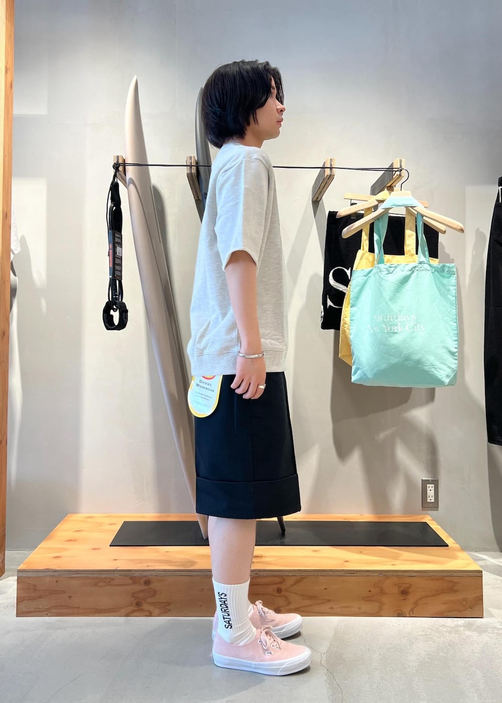「Tシャツ、スウェットTシャツ、スウェットT、リラックスTシャツ、リラックスT、パンツ、ハーフパンツ、ワークパンツ、Dickies、京都、Saturdays NYC、初春コーデ、春コーデ、初夏コーデ、夏コーデ」｜「Saturdays NYCのLOGO SOCK（ソックス/靴下、ホワイト系）」を使った、kippeiさん（メンズ・170cm）の春コーディネートの4枚目の写真