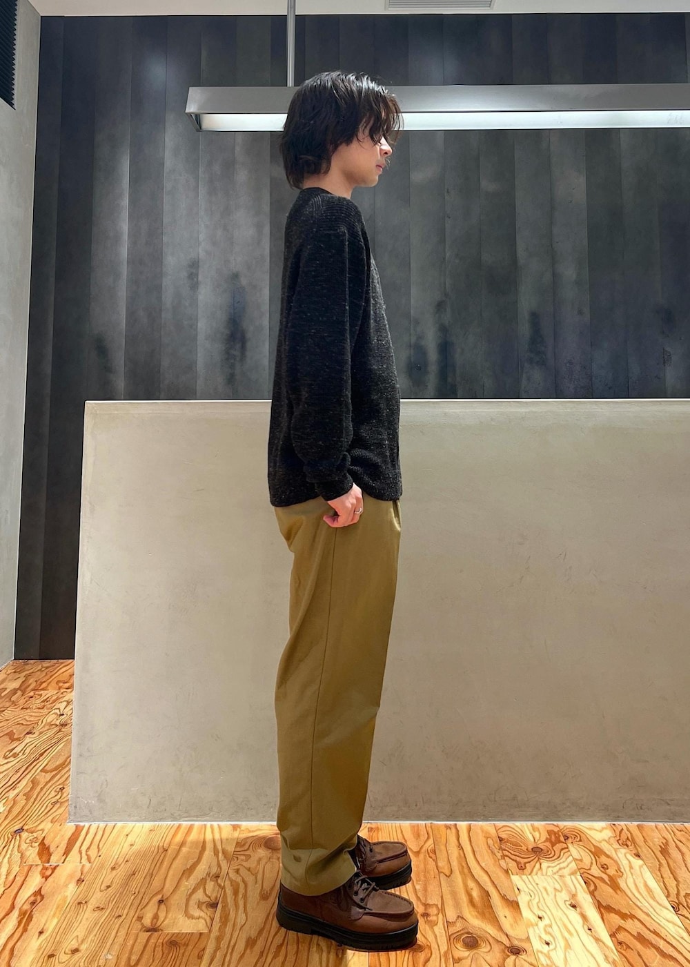 「Vネックセーター、Vネックニット、セーター、ニット、ニットコーデ、セーターコーデ、テーパードパンツ、京都、Saturdays NYC、初春コーデ、冬コーデ、カジュアルコーデ、シンプルコーデ、きれいめコーデ、ベーシック」｜「Saturdays NYCのCharles V-neck Sweater（ニット/セーター、ブラック系）」を使った、kippeiさん（メンズ・170cm）の冬コーディネートの4枚目の写真