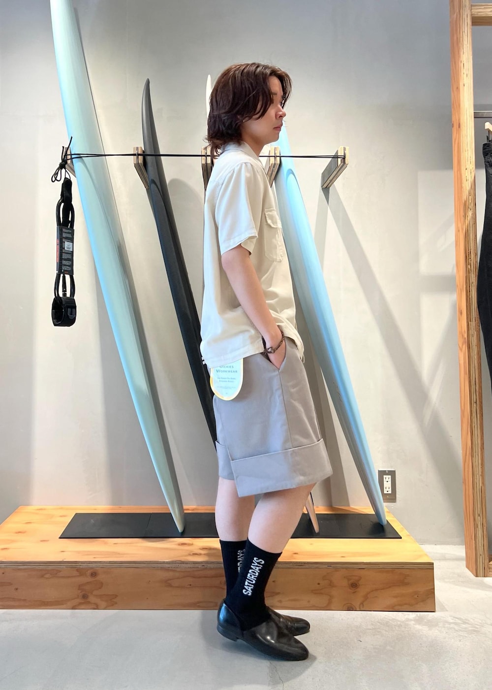「シャツ、オープンカラーシャツ、開襟シャツ、ディッキーズ、Dickies、別注、ディッキーズコラボ、京都、Saturdays NYC、初春コーデ、春コーデ、初夏コーデ、夏コーデ、デートコーデ、お出かけコーデ」｜「Saturdays NYCのLOGO SOCK（ソックス/靴下、ブラック系）」を使った、kippeiさん（メンズ・170cm）の春コーディネートの4枚目の写真