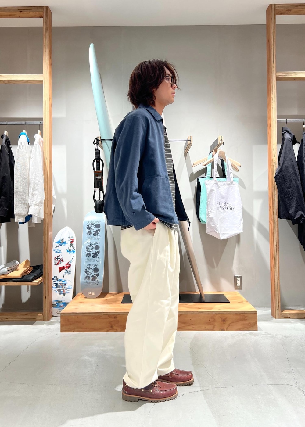 「ブルゾン、ボーダー、ボーダーT、ボーダーTシャツ、ワイドパンツ、京都、Saturdays NYC、初春コーデ、春コーデ、冬コーデ、デートコーデ、お出かけコーデ、旅行コーデ、アウトドアコーデ、カジュアルコーデ」｜「Saturdays NYCのHARRISON G-DYED BLOUSON（その他アウター、ブルー系）」を使った、kippeiさん（メンズ・170cm）の春コーディネートの4枚目の写真
