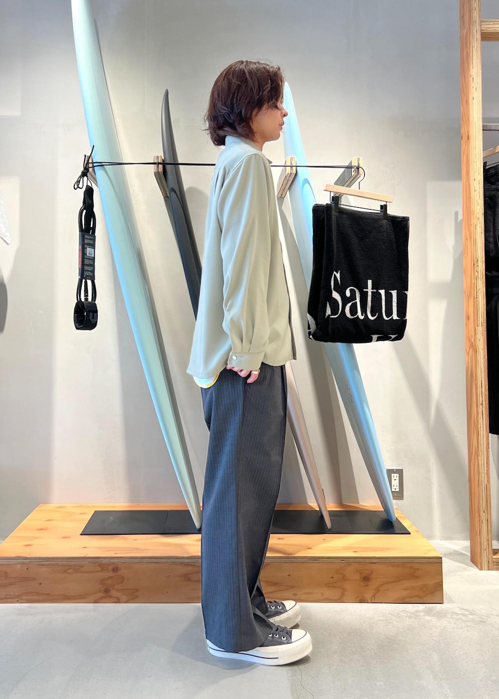 「シャツ、オープンカラーシャツ、開襟シャツ、dickies、ディッキーズ、ディッキーズコラボ、スラックス、京都、Saturdays NYC、初春コーデ、春コーデ、初夏コーデ、デートコーデ、お出かけコーデ、旅行コーデ」｜「Saturdays NYCのMarco Peach Skin Open Collar LS Shirt（シャツ/ブラウス、グリーン系）」を使った、kippeiさん（メンズ・170cm）の春コーディネートの5枚目の写真