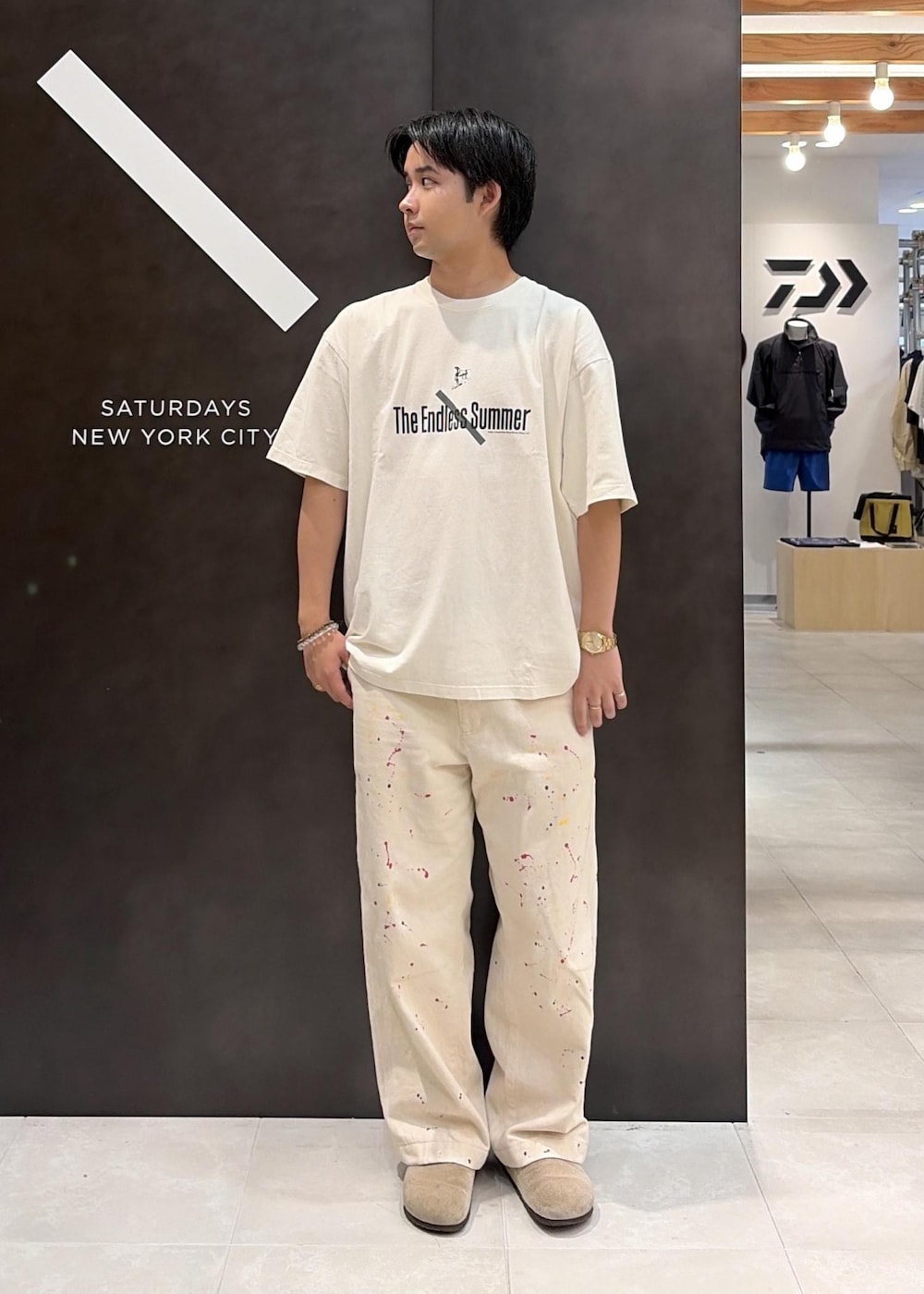 ホワイト系のTシャツ/カットソーを着用したメンズの夏コーディネートの2枚目の写真