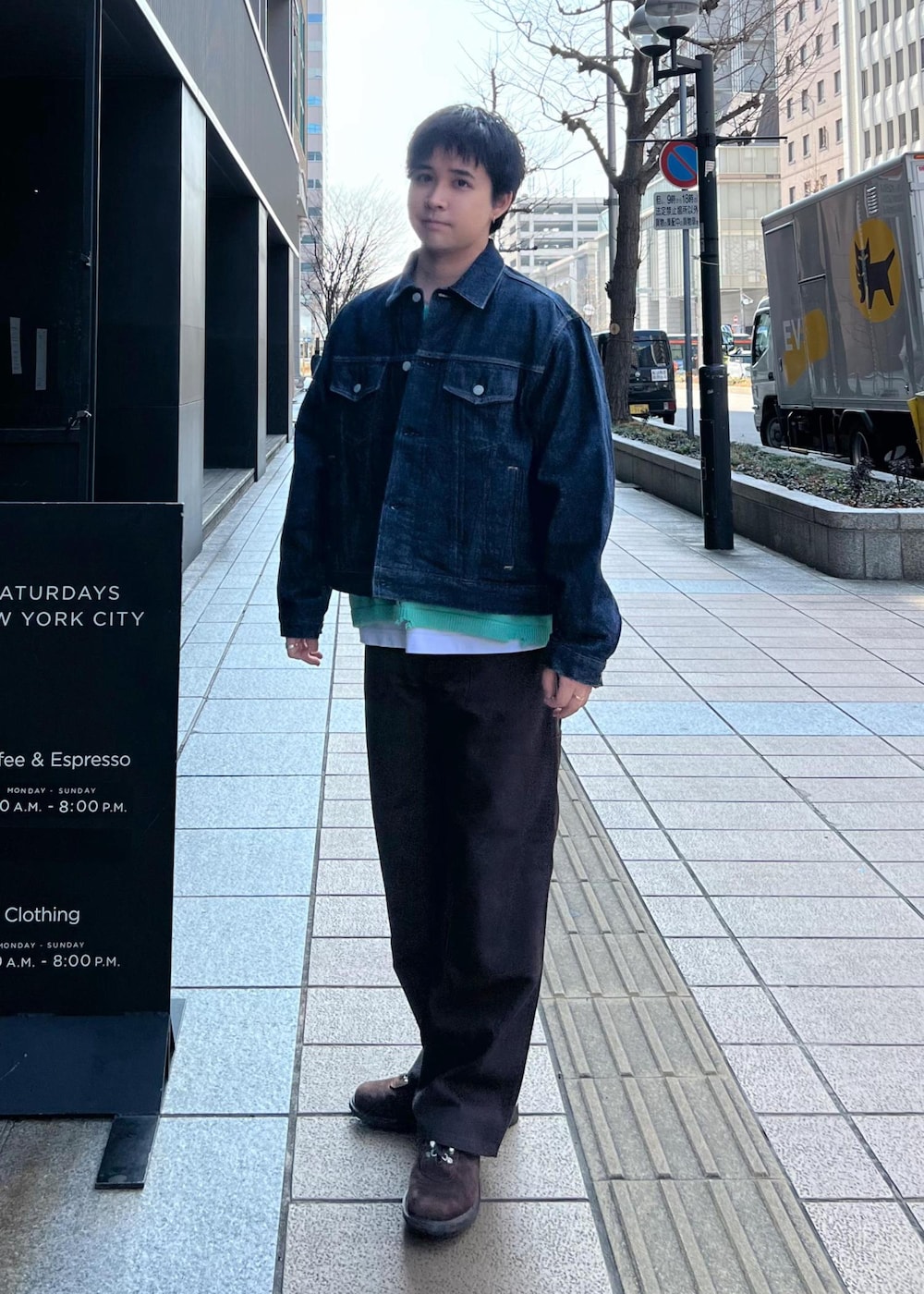 ブルー系のデニムジャケット、ブルー系のニット/セーター、ブラウン系のその他パンツを着用したメンズの冬コーディネートの2枚目の写真