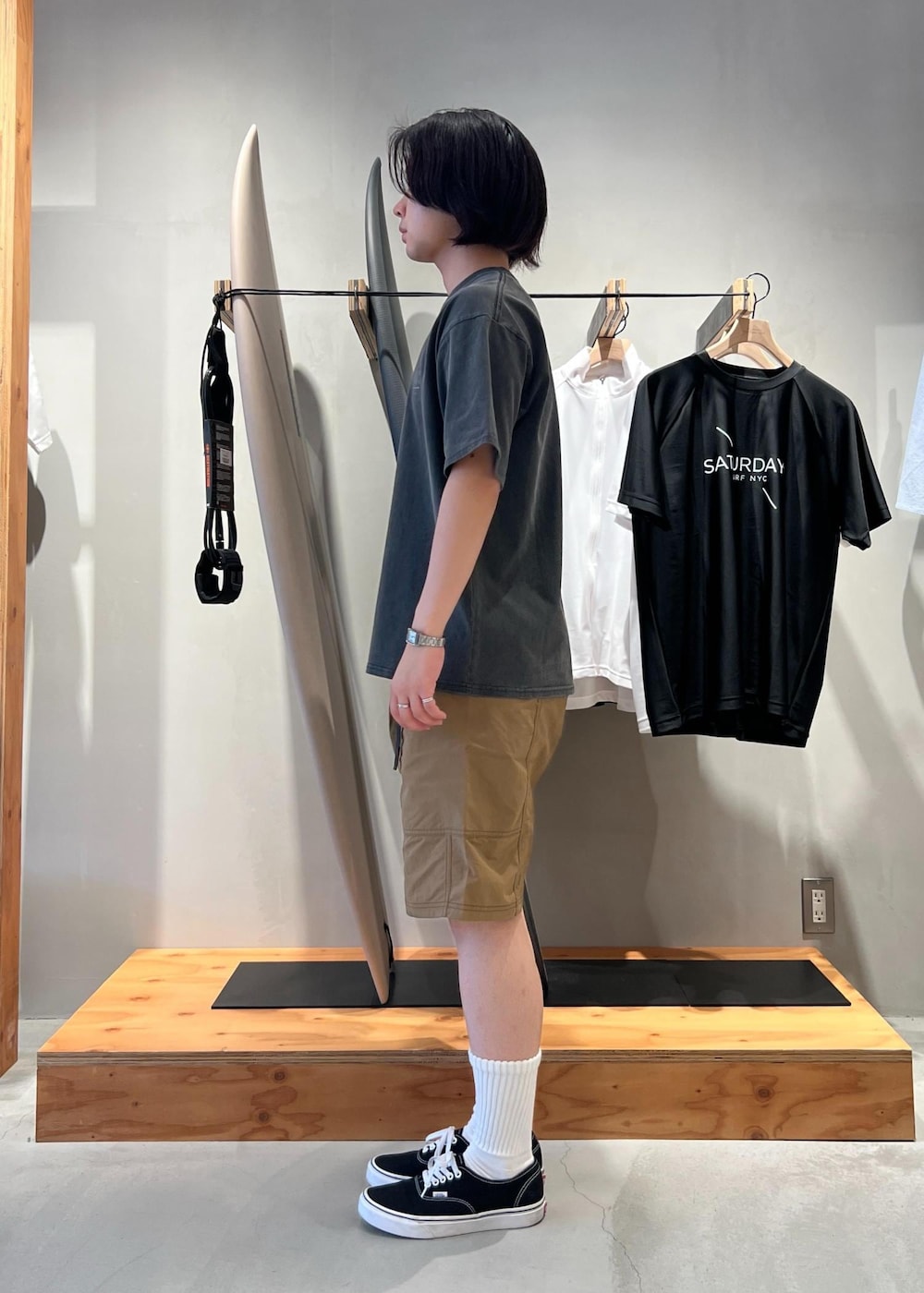 「Tシャツ、ピグメントダイ加工、ハーフパンツ、ショーツ、グラミチ、SALE、京都、Saturdays NYC、初夏コーデ、夏コーデ、デートコーデ、お出かけコーデ、旅行コーデ、アウトドアコーデ、フェスコーデ」｜「Saturdays NYCのGramicci & Saturdays NYC Nylon Short（その他パンツ、ブラウン系）」を使った、kippeiさん（メンズ・170cm）の夏コーディネートの4枚目の写真