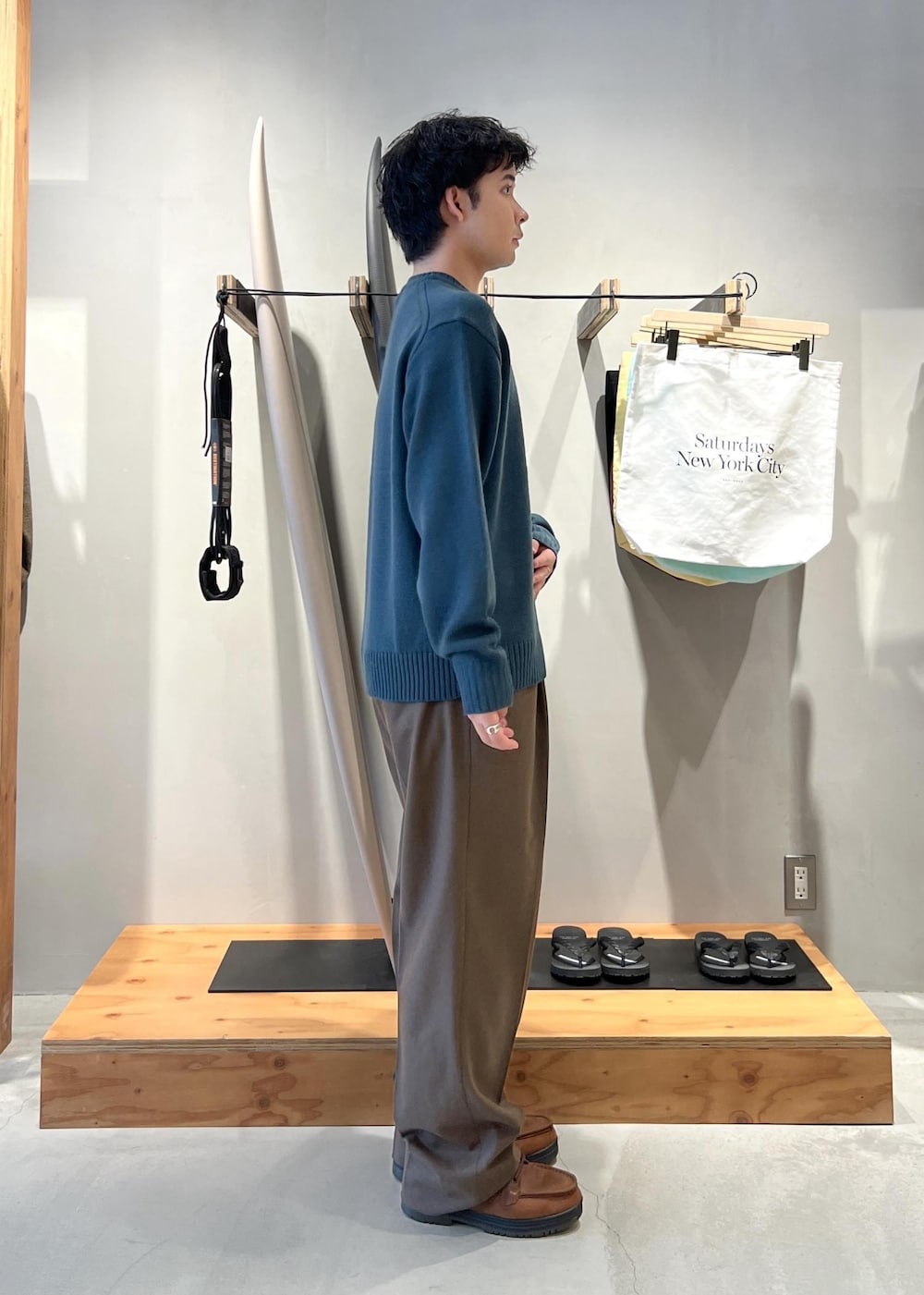 グリーン系のその他パンツ、グリーン系のニット/セーターを着用したメンズの秋コーディネートの3枚目の写真