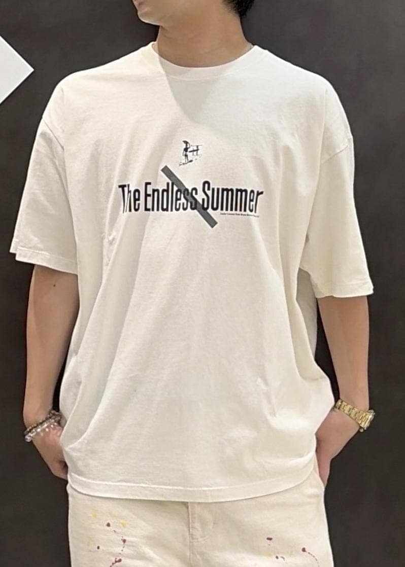 ホワイト系のTシャツ/カットソーを着用したメンズの夏コーディネートの8枚目の写真