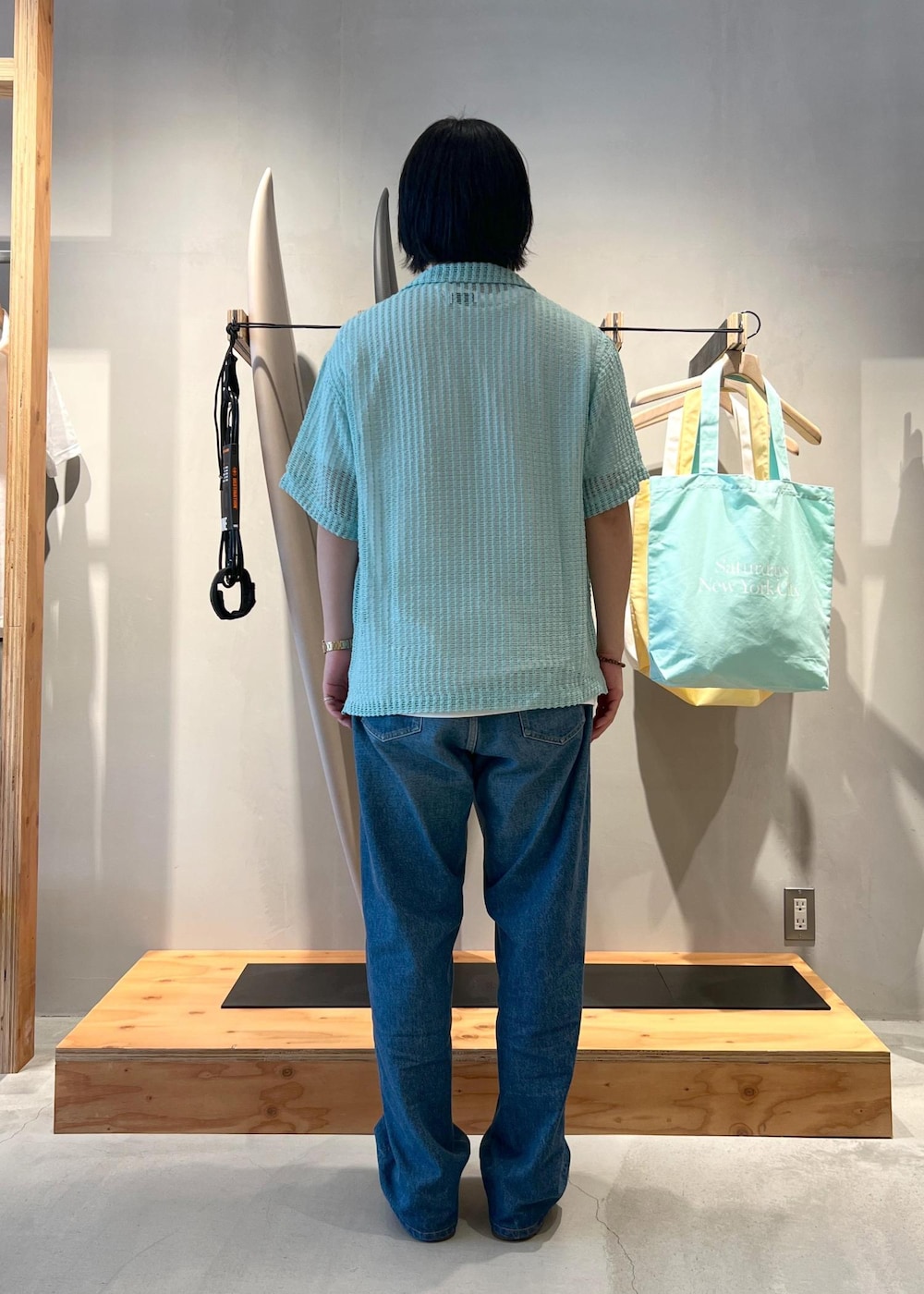 「ニット、ニットポロ、ニットシャツ、デニム、夏、海、川、京都、Saturdays NYC、初春コーデ、春コーデ、初夏コーデ、夏コーデ、デートコーデ、お出かけコーデ」｜「Saturdays NYCのTakeru Denim Pant（デニムパンツ、ブルー系）」を使った、kippeiさん（メンズ・170cm）の春コーディネートの6枚目の写真