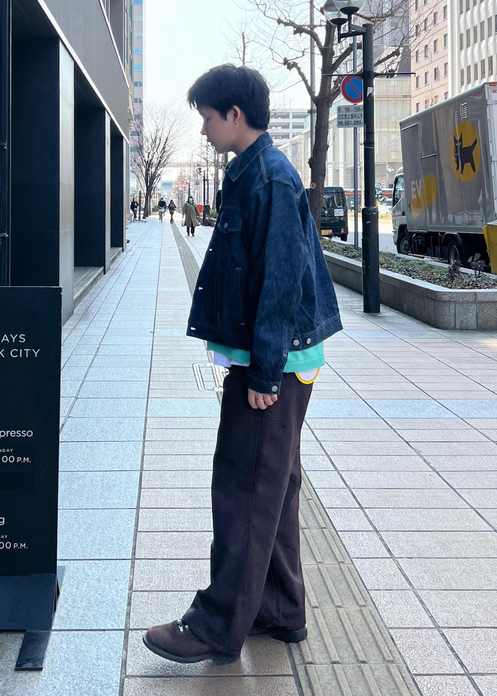 ブルー系のデニムジャケット、ブルー系のニット/セーター、ブラウン系のその他パンツを着用したメンズの冬コーディネートの4枚目の写真